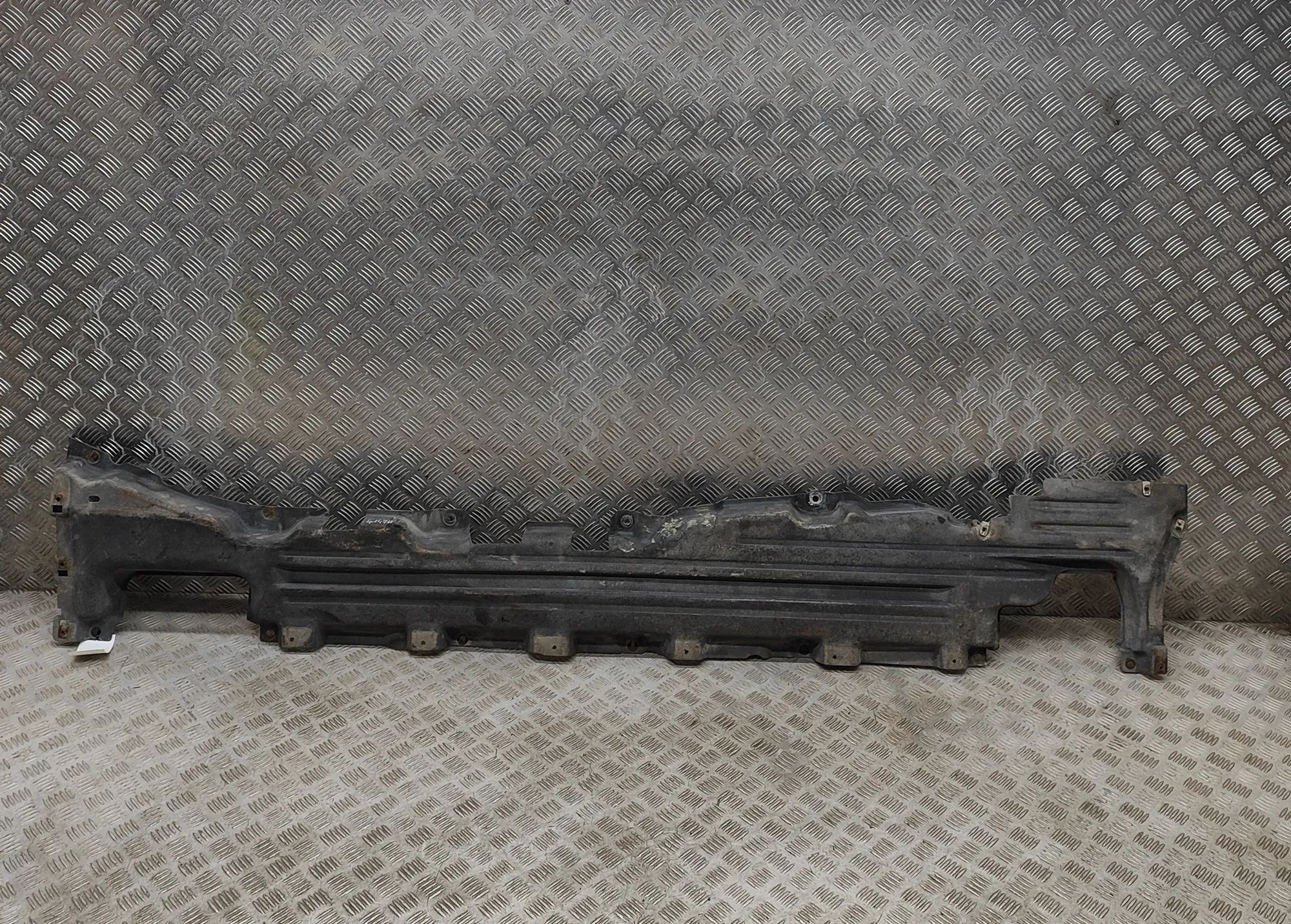 Land Rover Discovery Underbody cover — left Underbody cover — left — LAND ROVER DISCOVERY (...