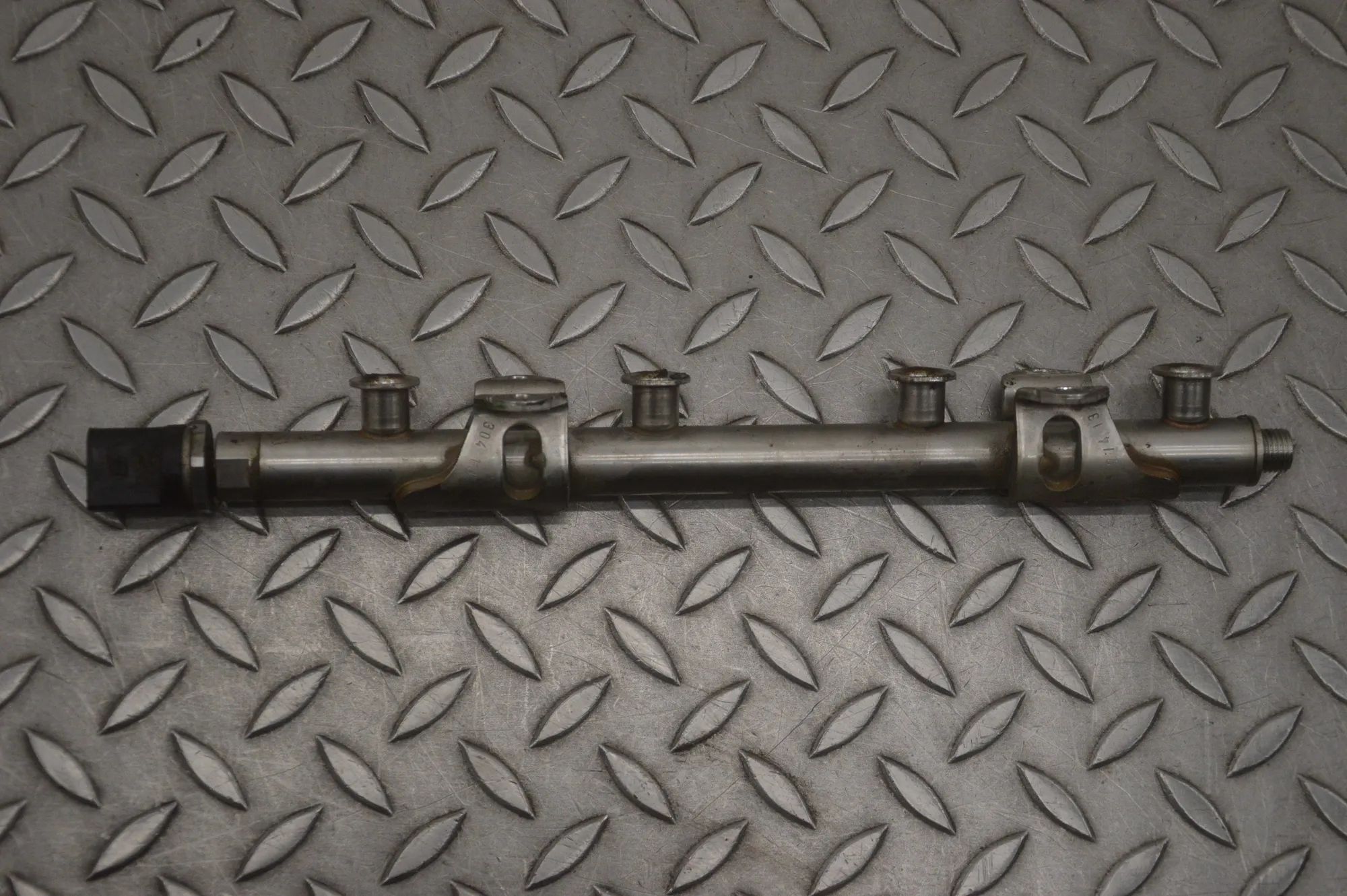 Volkswagen Polo Fuel Rail Fuel rail — VW POLO (6R, 6C) (2009-...) — 04E13...