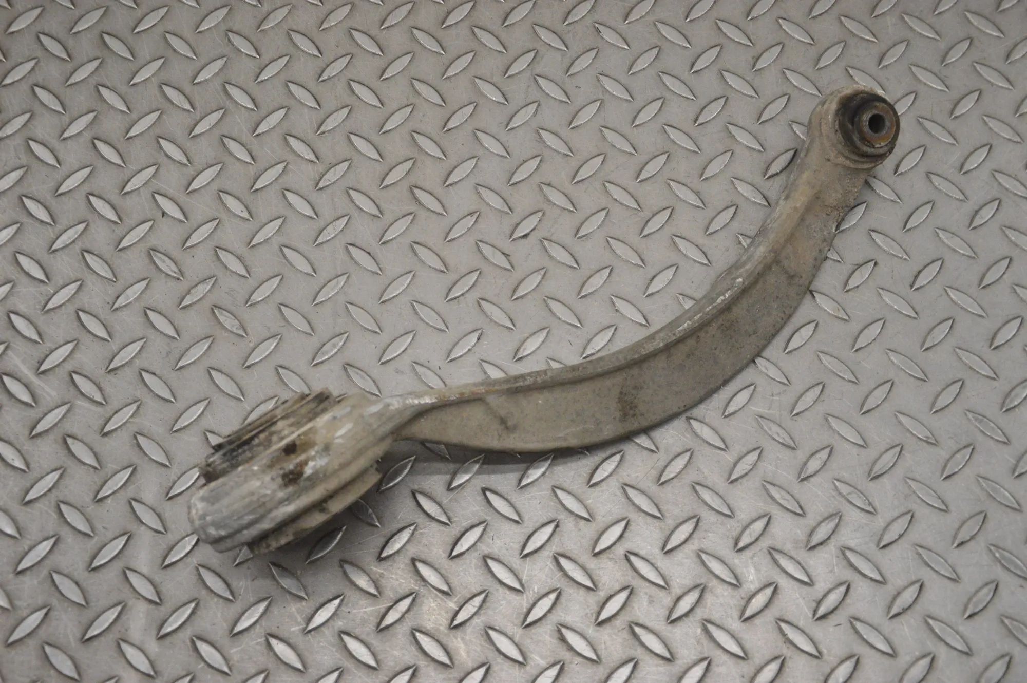 Jaguar XJ Front Left Curved Control Arm Front Left Curved Control Arm — JAGUAR XJ (X351...