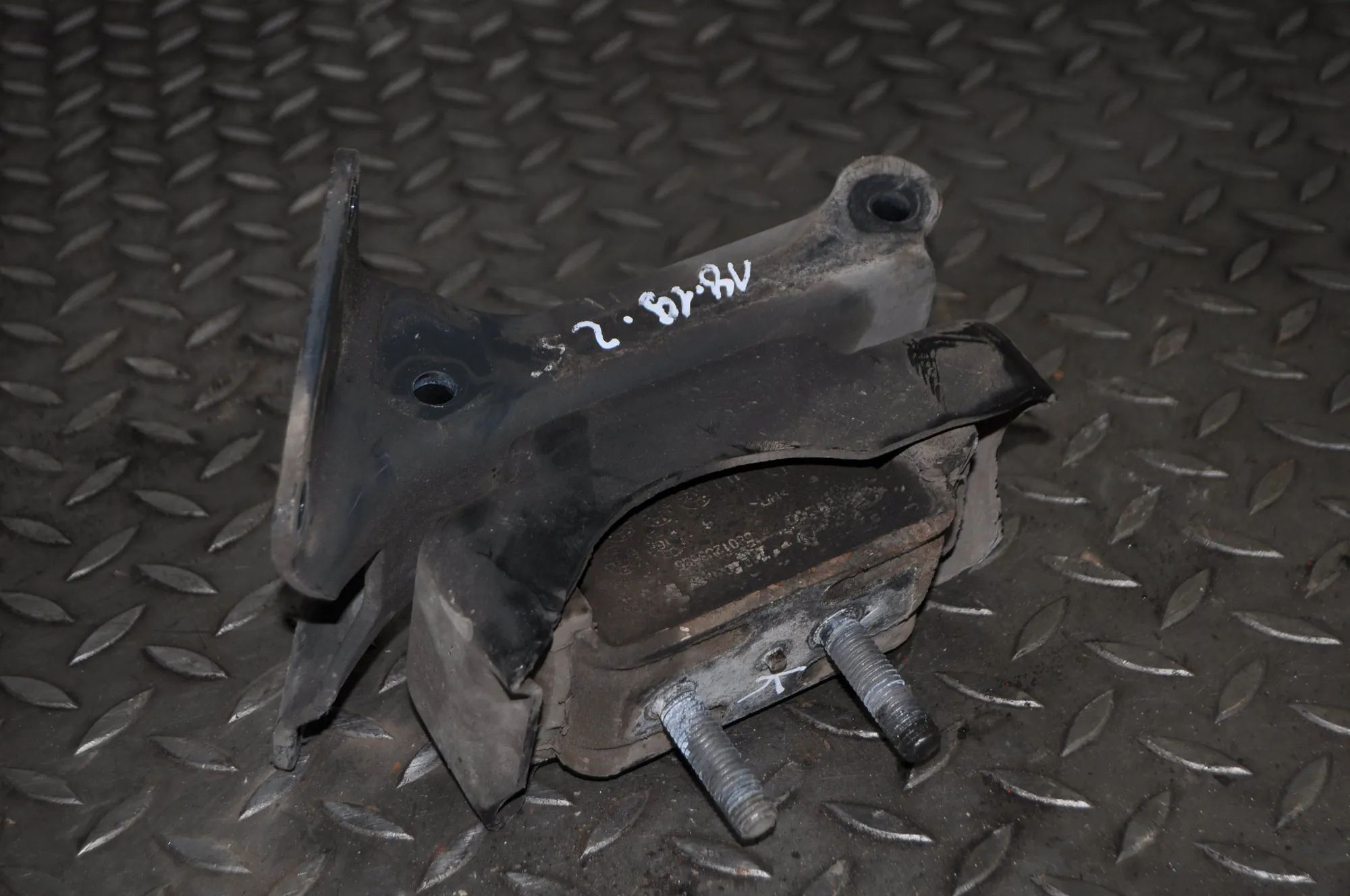 Iveco Daily Left Side Engine Mount Left Side Engine Mount — IVECO DAILY (VI Flatbe...