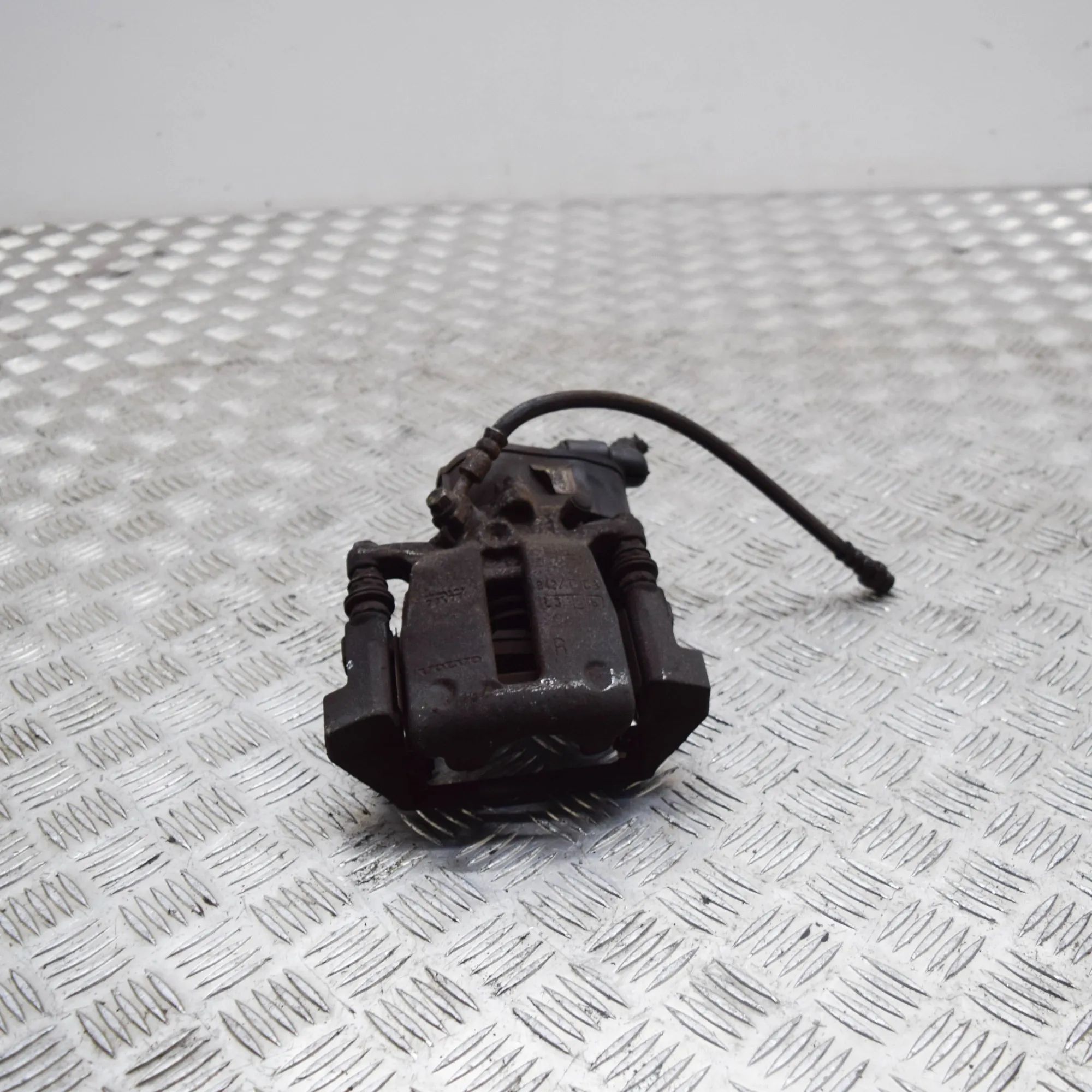 Volvo XC70 Brake caliper — rear right Brake caliper — rear right — VOLVO XC70 II (200...