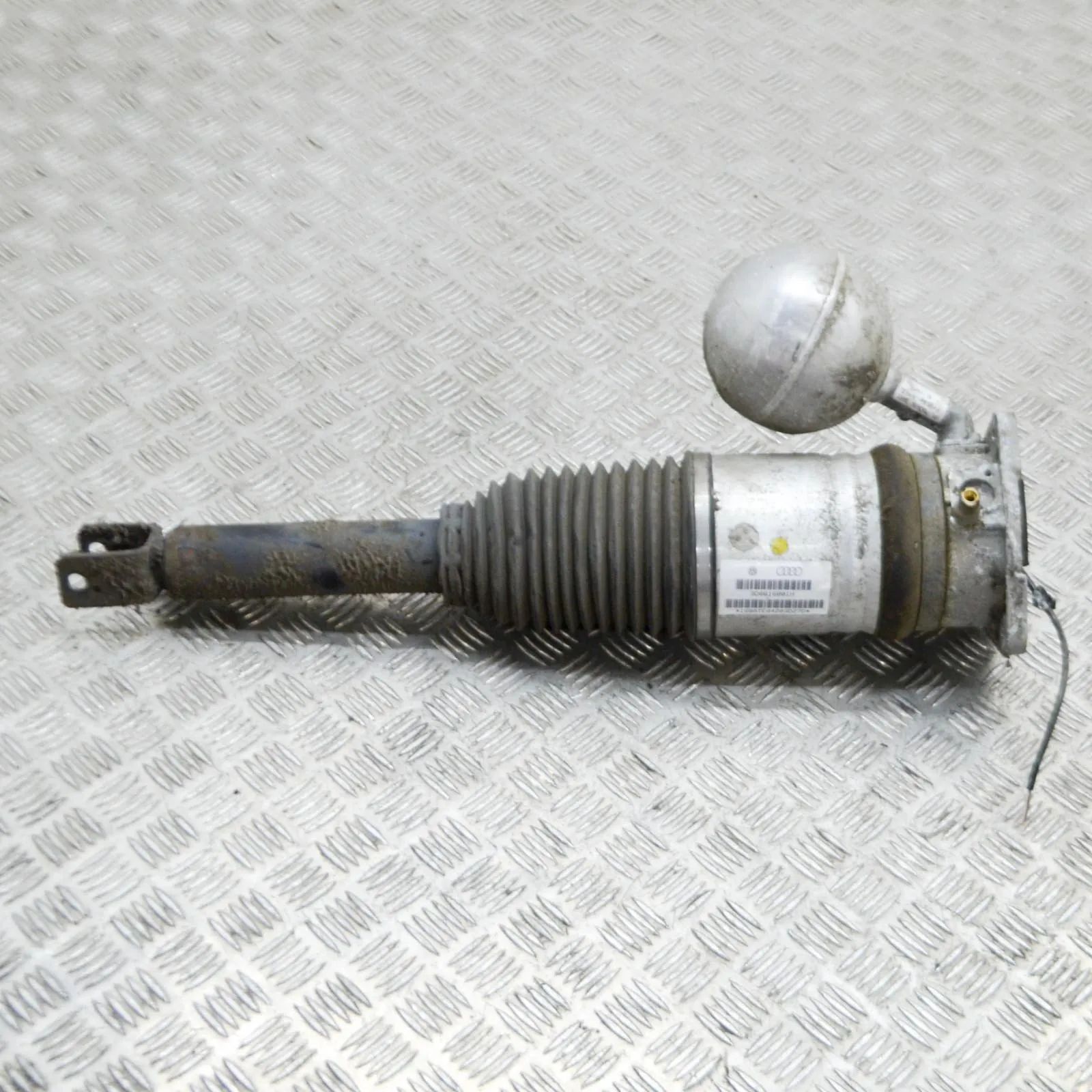 Volkswagen Phaeton Shock absorber — rear left Shock absorber — rear left — VW PHAETON (3D_) (...