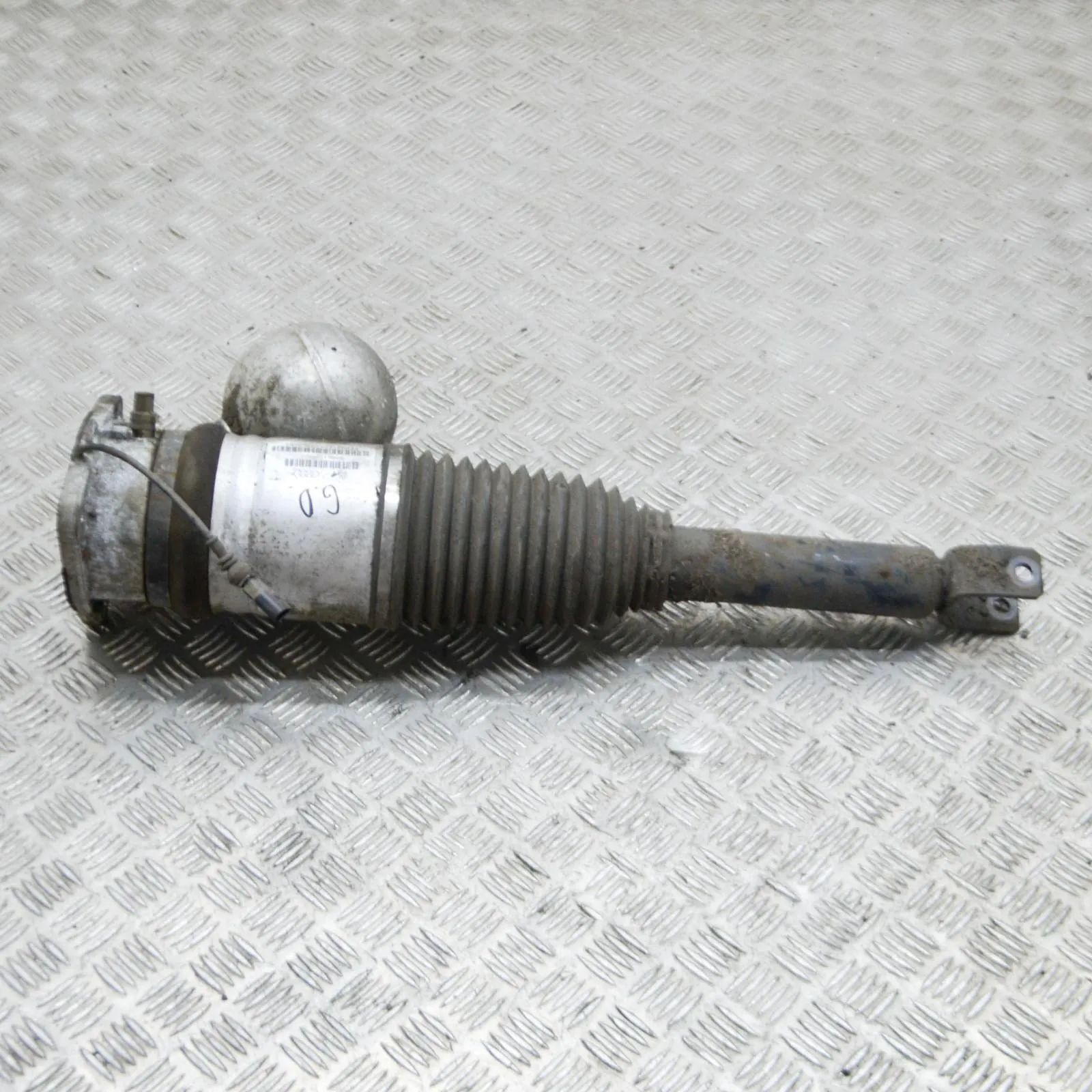 Volkswagen Phaeton Shock absorber — rear right Shock absorber — rear right — VW PHAETON (3D_) ...