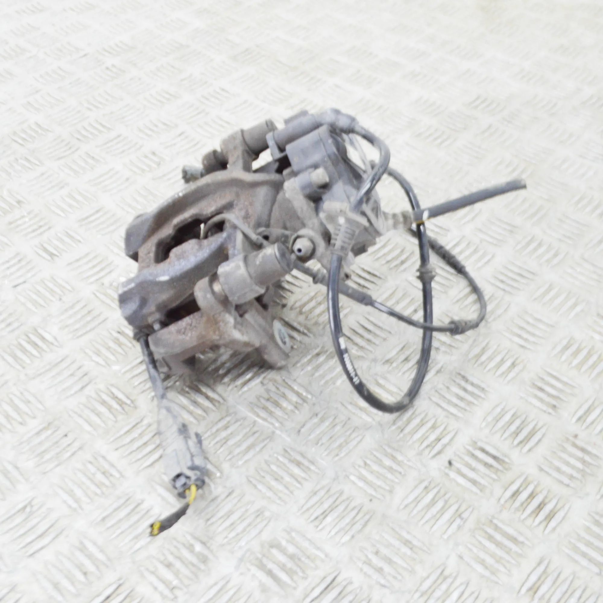 BMW 2 (F22 / F23) Brake caliper — rear right Brake caliper — rear right — BMW 2 SERIES (Acti...