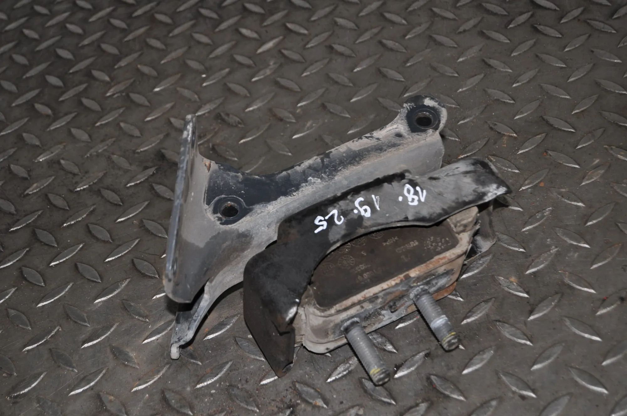 Iveco Daily Right Side Engine Mount Right Side Engine Mount — IVECO DAILY (VI Flatb...