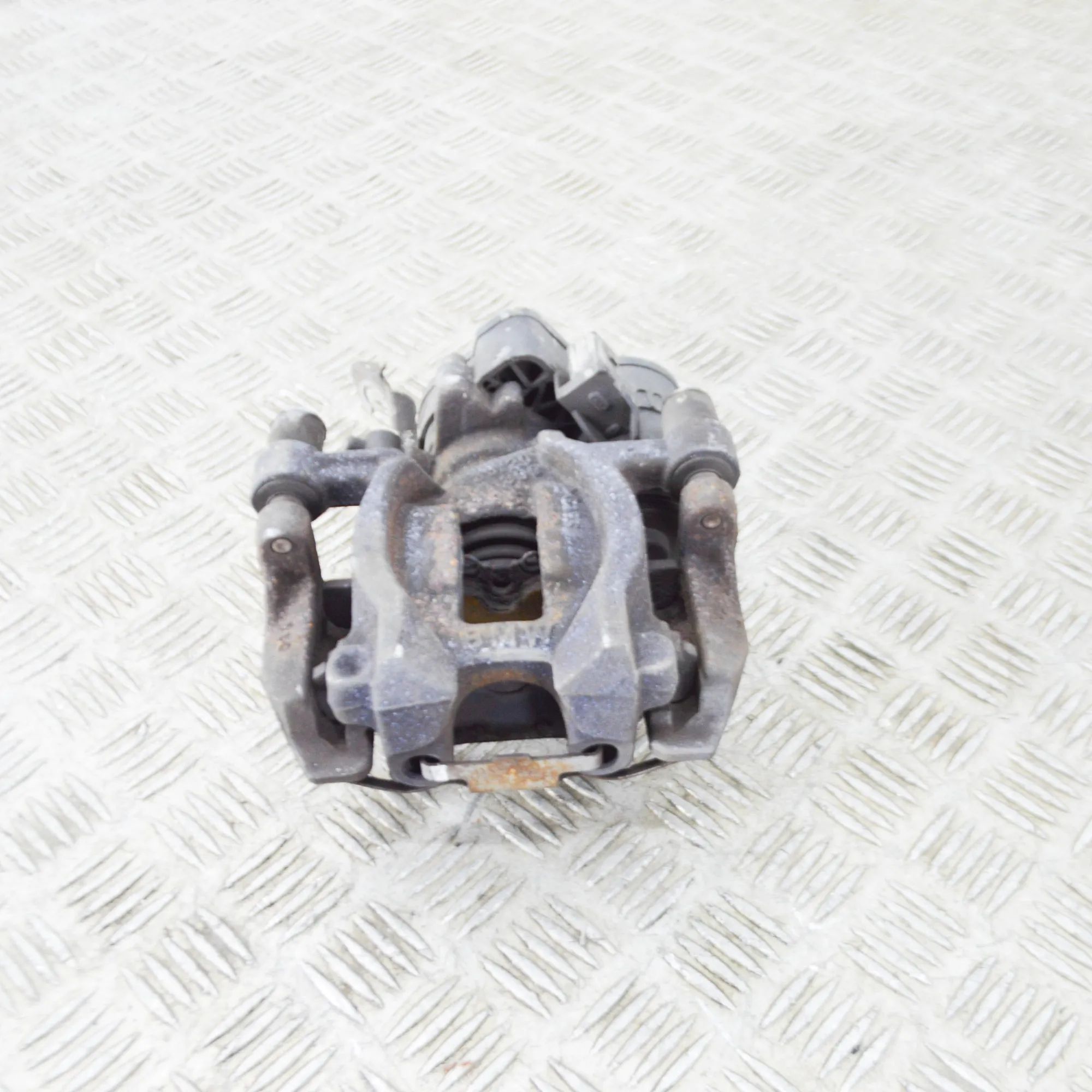 BMW 2 (F22 / F23) Brake caliper — rear left Brake caliper — rear left — BMW 2 SERIES (Activ...