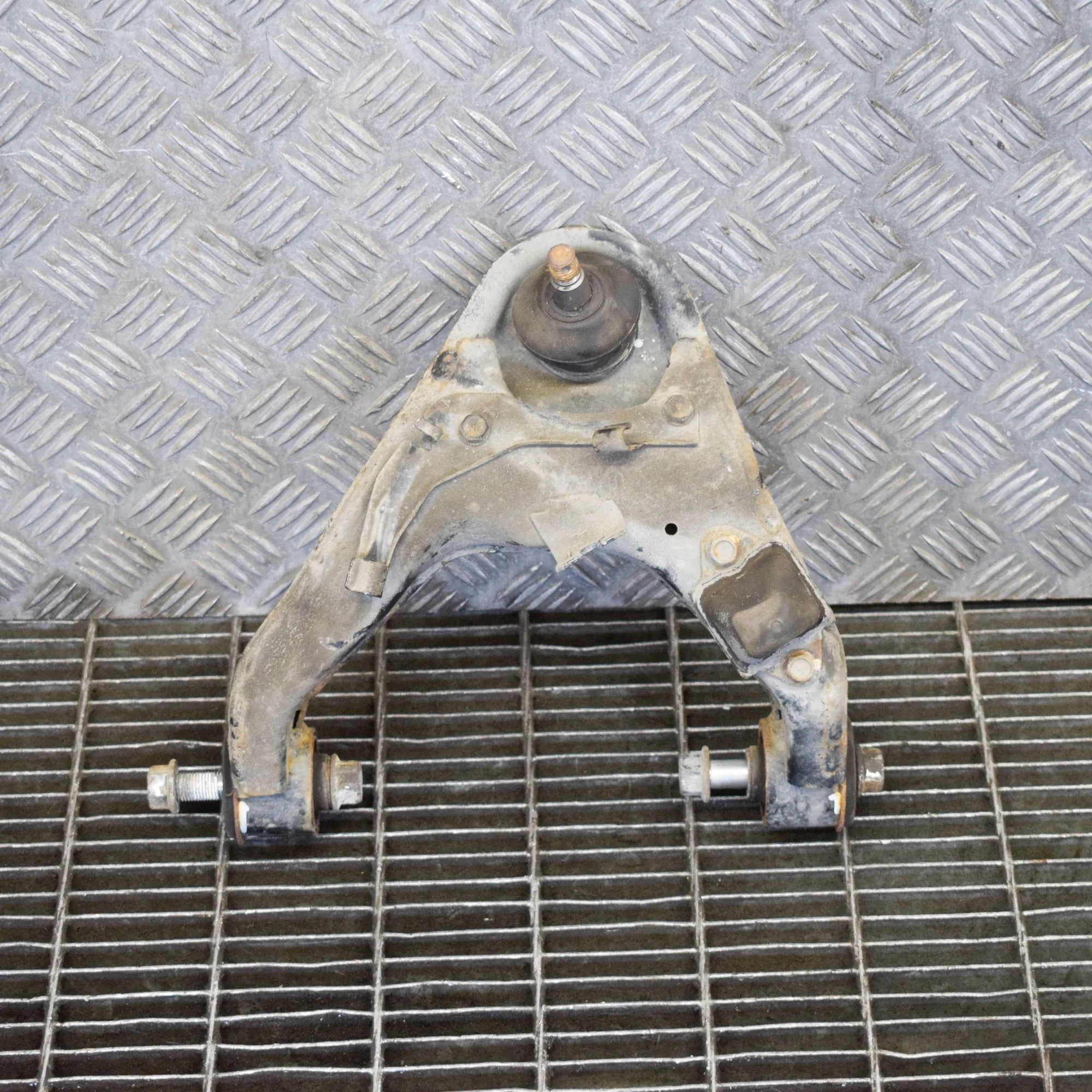 Mitsubishi L200 Front Left Upper Control Arm Front Left Upper Control Arm — MITSUBISHI L (20...