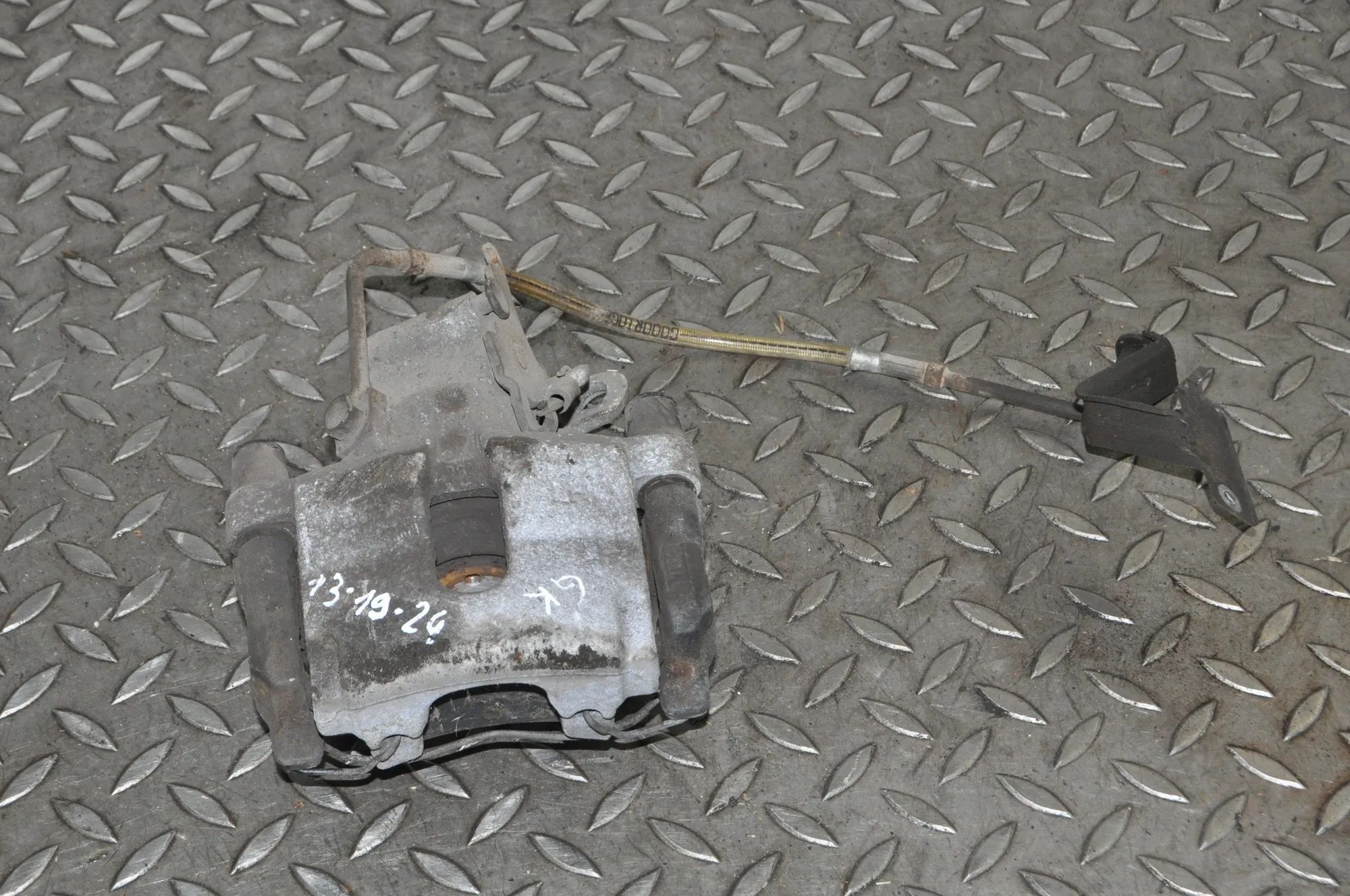 Jaguar XK Brake caliper — rear right Brake caliper — rear right — JAGUAR XK (Coupe X...