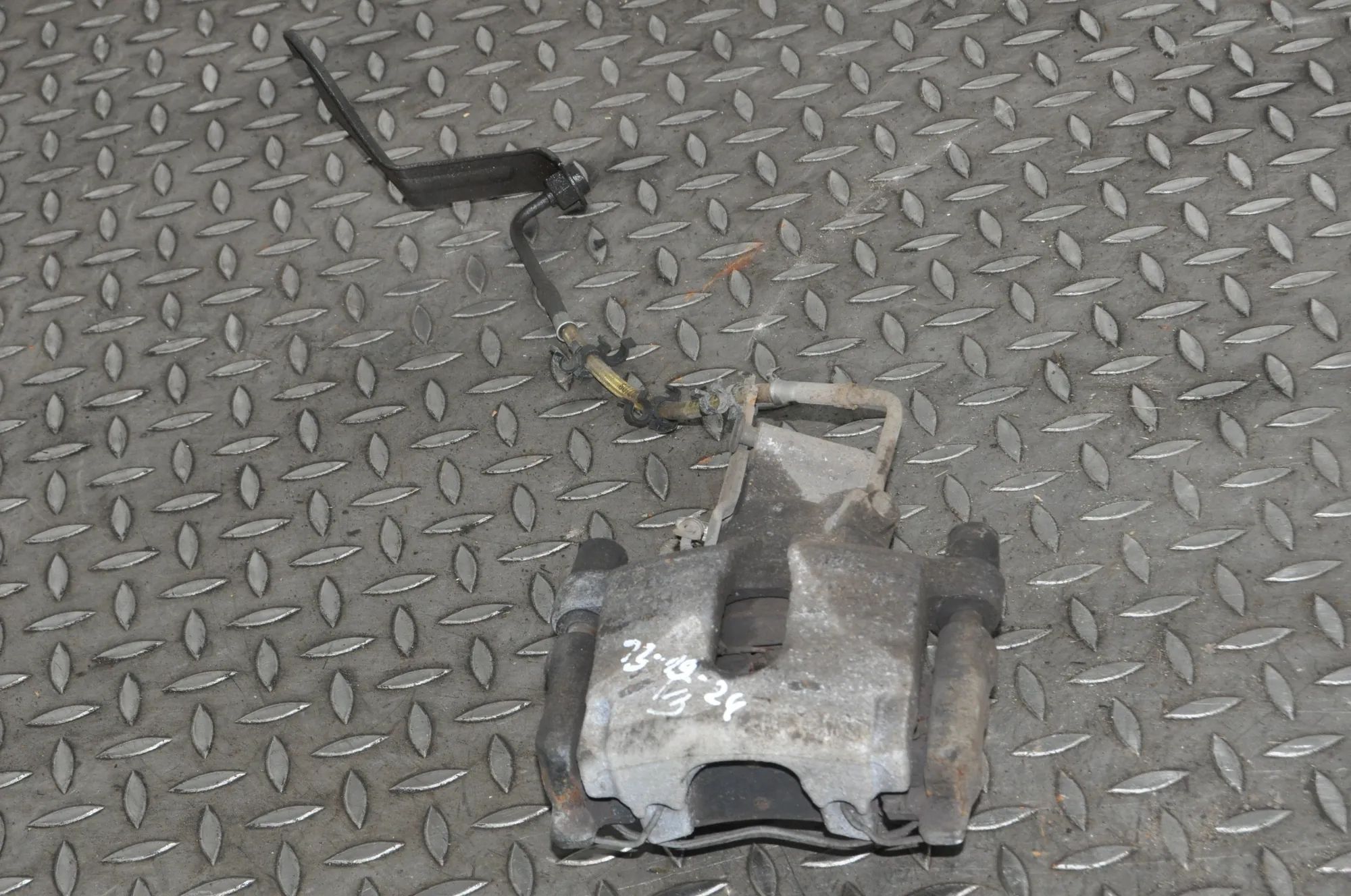 Jaguar XK Brake caliper — rear left Brake caliper — rear left — JAGUAR XK (Coupe X1...