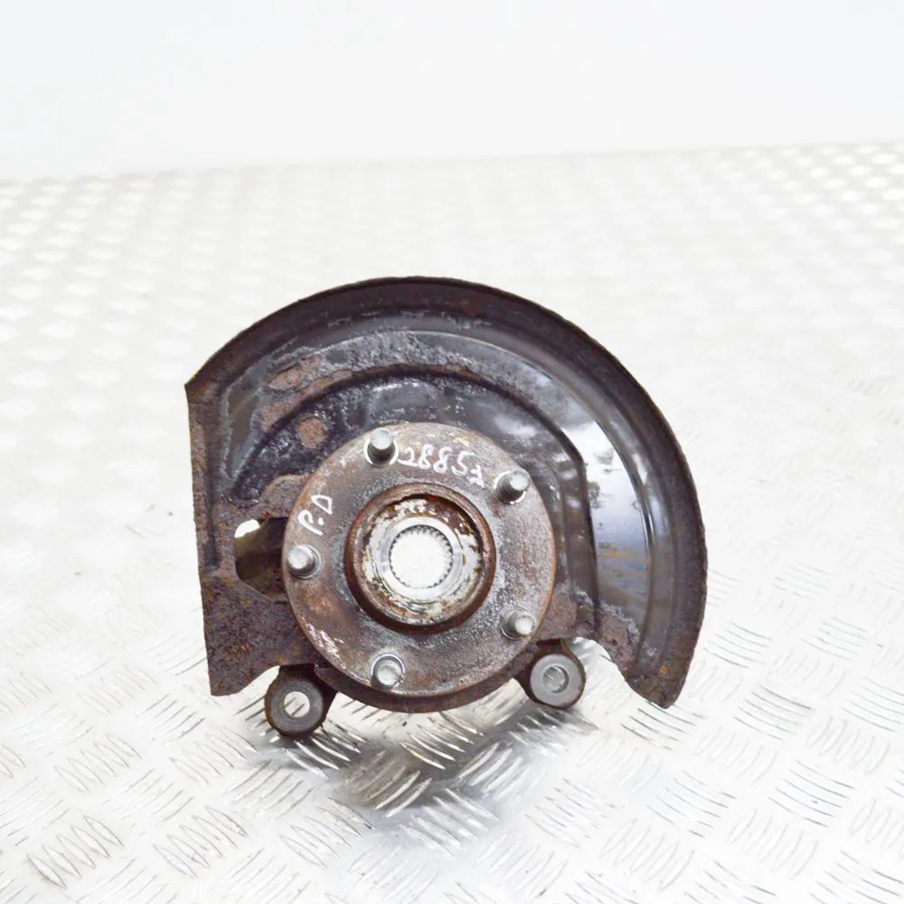 Nissan Leaf Front Right Wheel Hub Front Right Wheel Hub — NISSAN LEAF (ZE0) (2010...