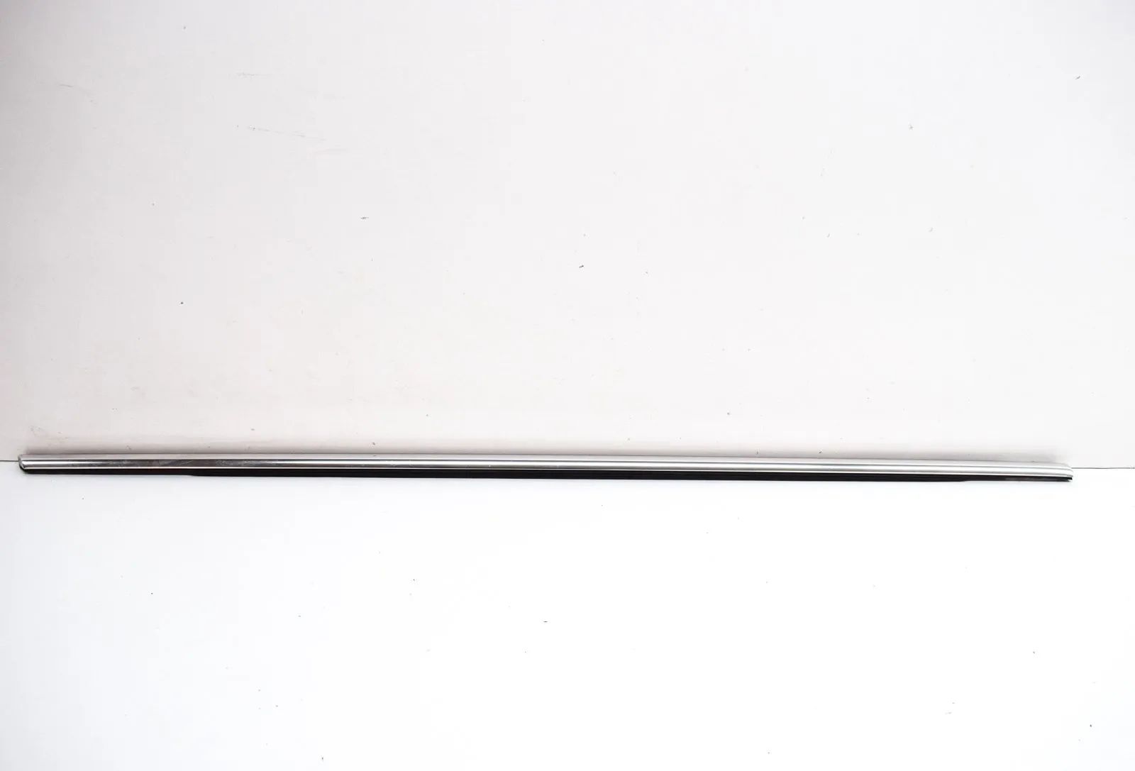 Volvo XC90 Door window moulding — front — right Door window moulding — front — right — VOLVO XC...