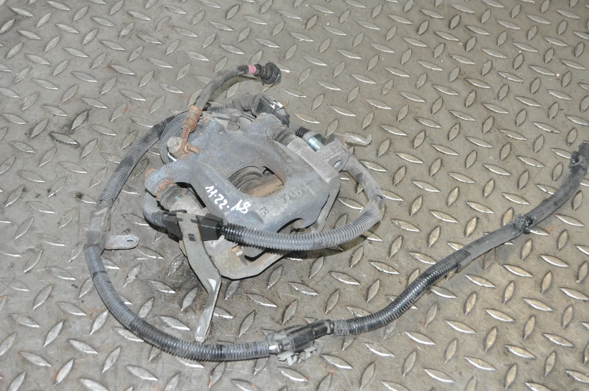 Nissan X-Trail / Rogue Brake caliper — rear right Brake caliper — rear right — NISSAN X-TRAIL (T3...