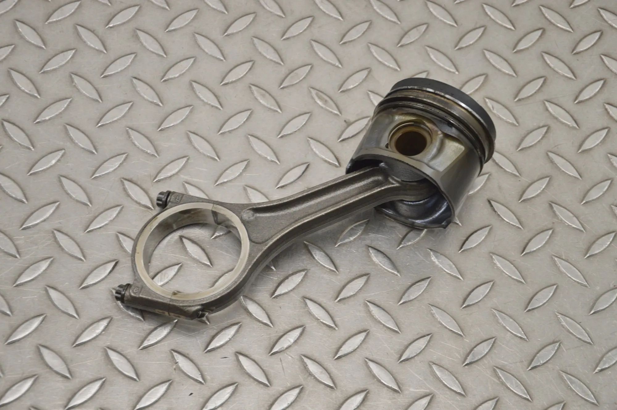 Jaguar XJ Piston Piston — JAGUAR XJ (X350) (2003-2009) — 008,230...