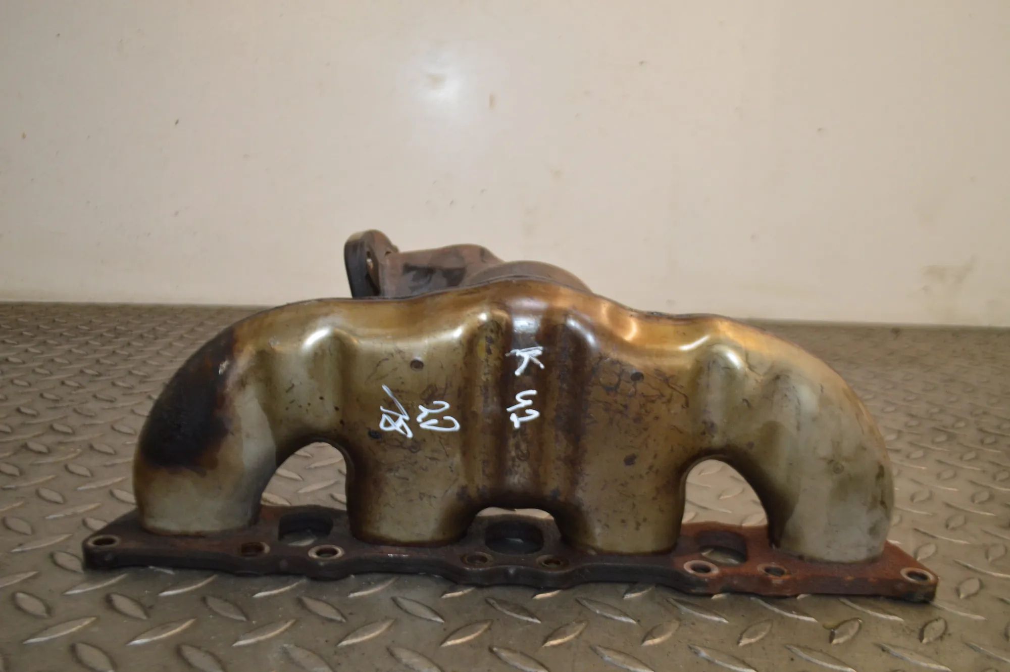 Porsche Cayenne Left Side Exhaust Manifold Left Side Exhaust Manifold — PORSCHE CAYENNE (9...