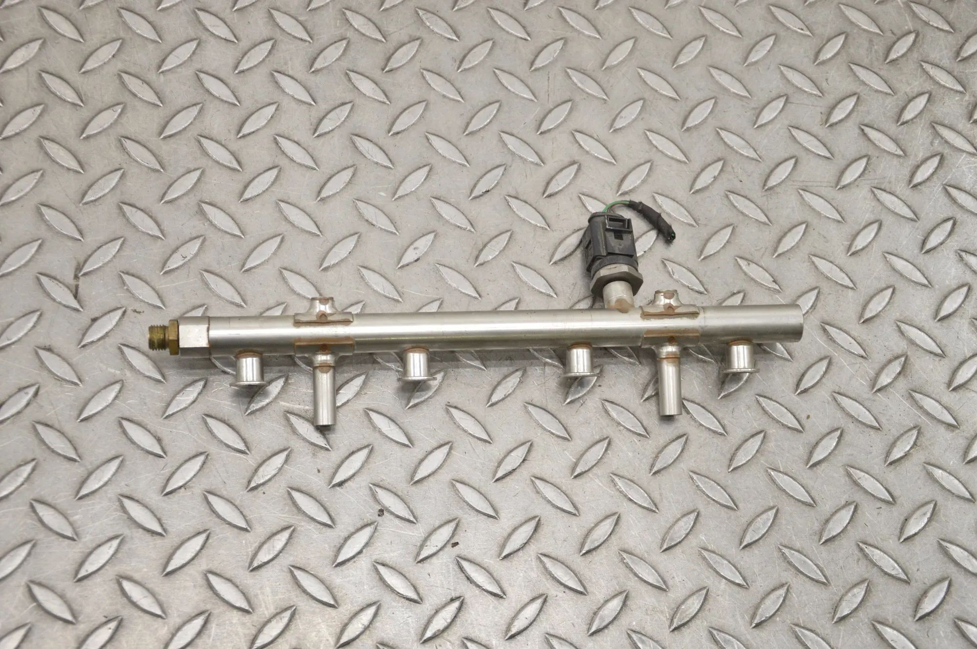 Audi Q3 (8U) Fuel Rail Fuel rail — AUDI Q3 (8U) (2011-2018) — 06J90605...