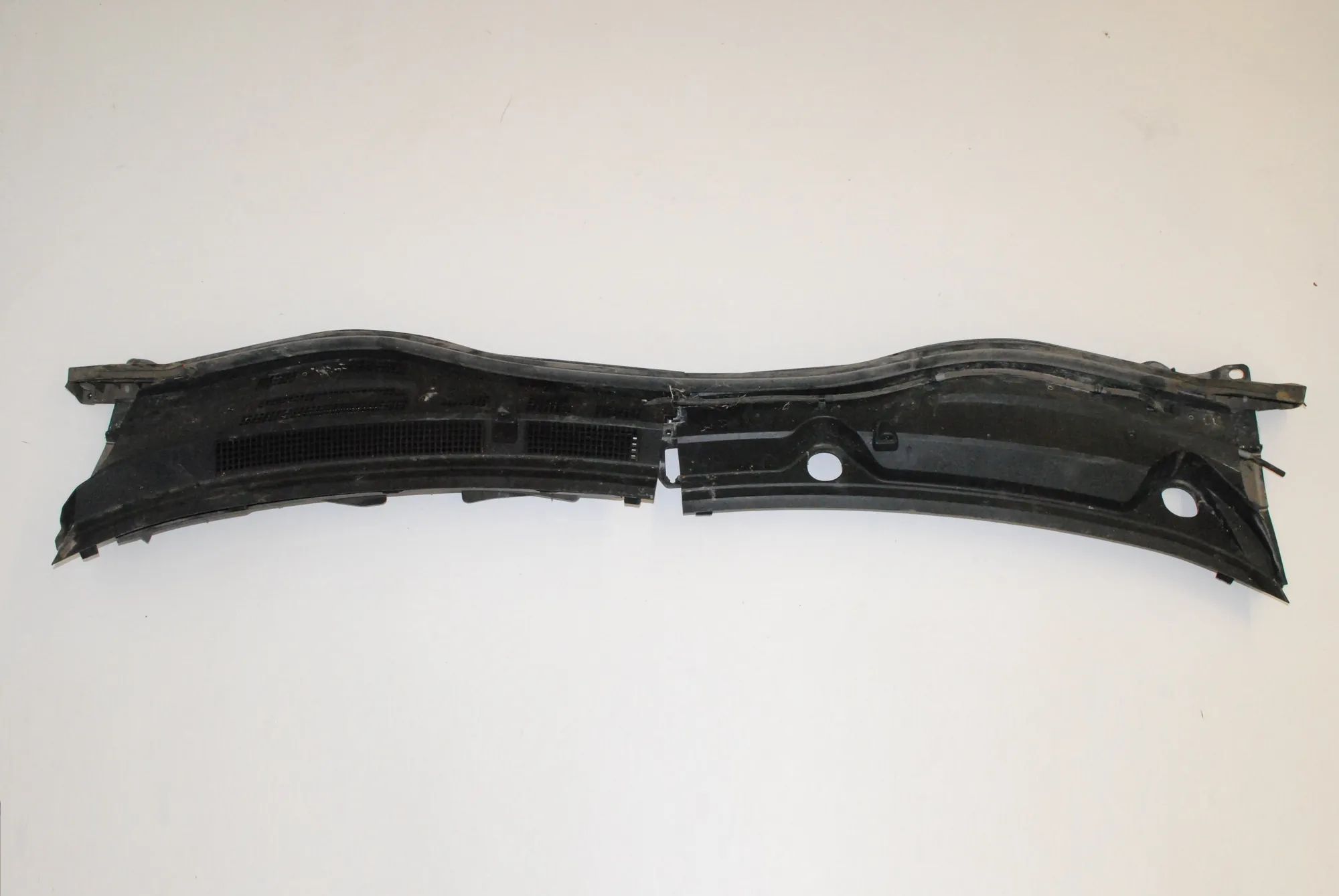 Mazda 3 (BM / BN) Front Wiper Cowl Trim Front Wiper Cowl Trim — MAZDA 3 (BM) (2013-...)...