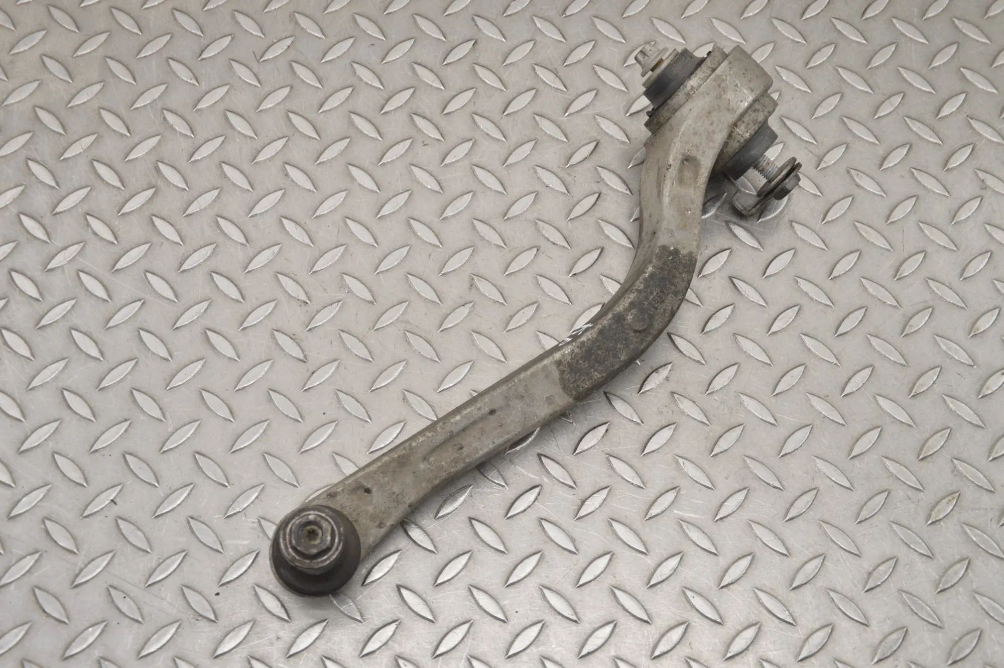 Alfa-Romeo Giulia (952) Front Left Curved Control Arm Front Left Curved Control Arm — ALFA ROMEO GIUL...