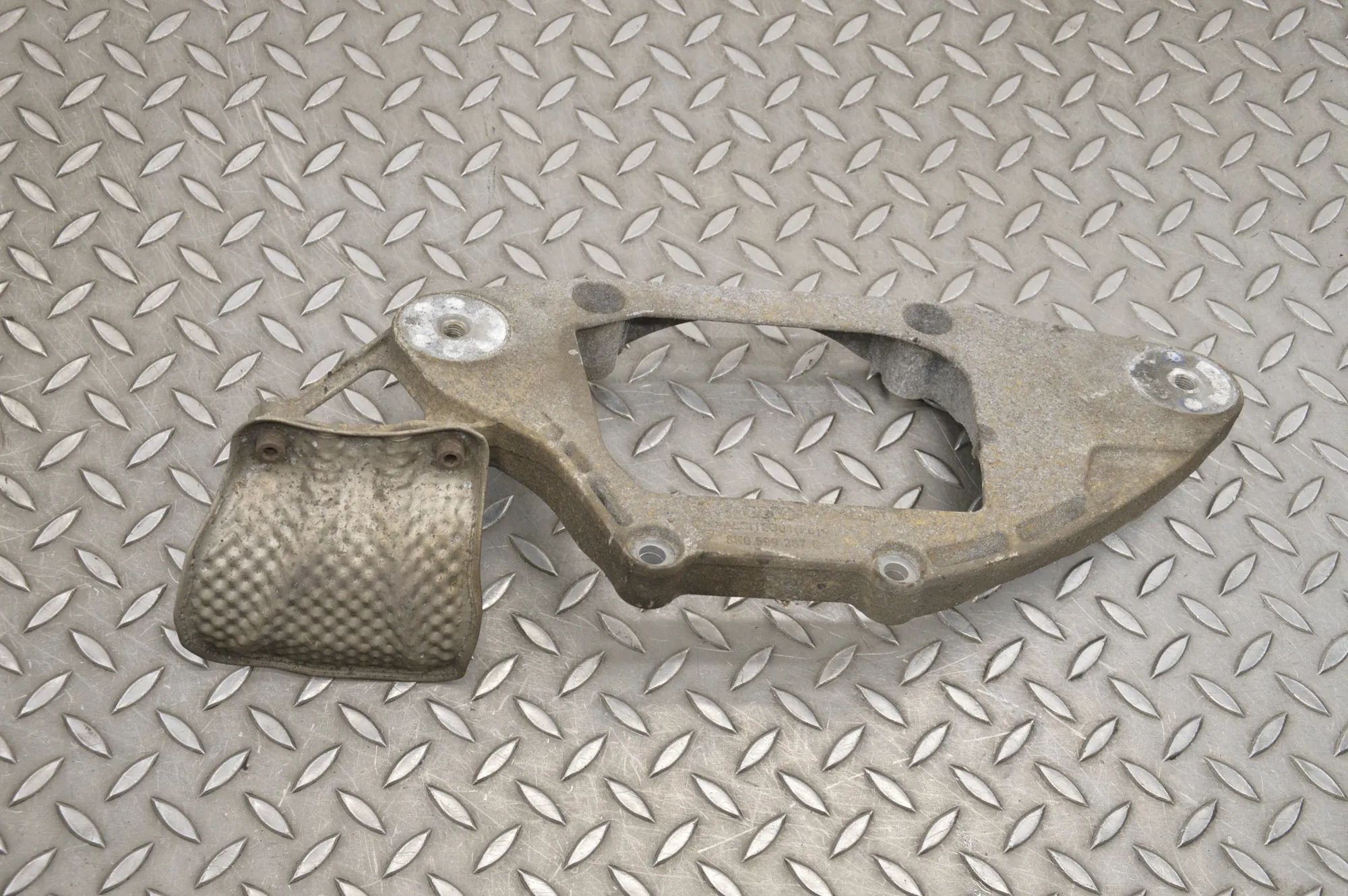 Audi Q5 (8R) Rear differential bracket Rear differential bracket — AUDI Q5 (8R) (2008-...