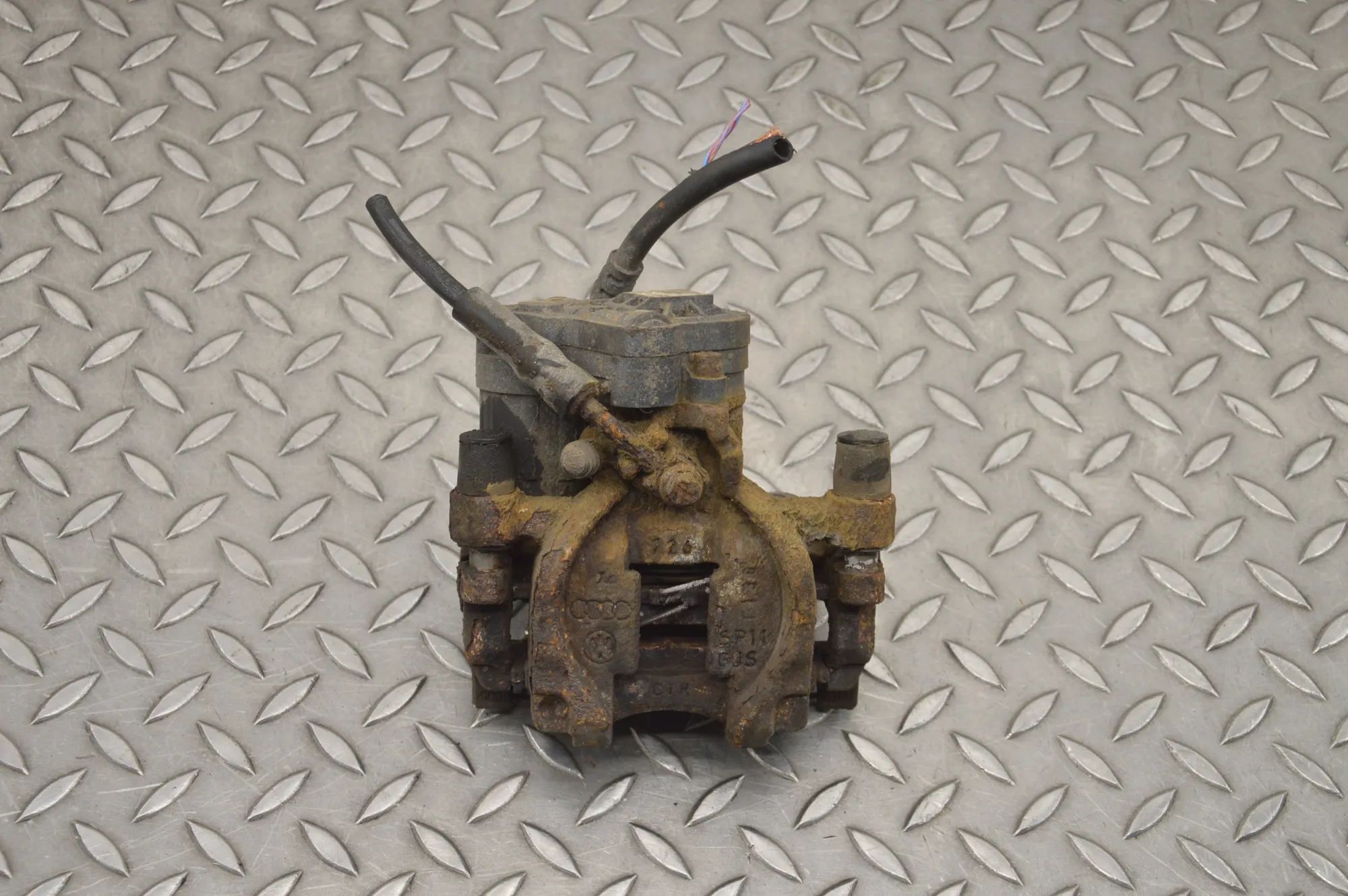 Volkswagen Golf 7 Brake caliper — rear right Brake caliper — rear right — VW GOLF (VII 5G1, ...