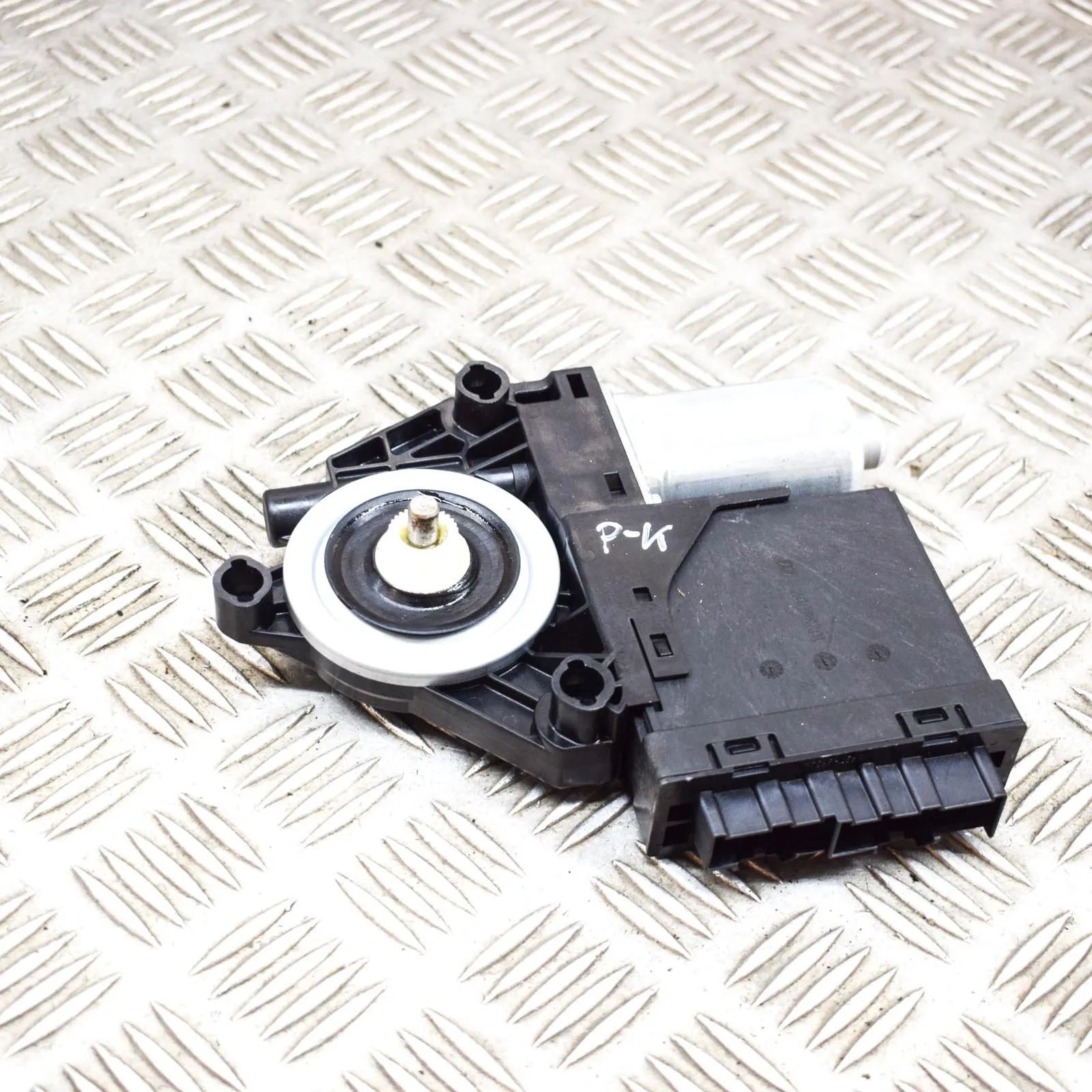 Volvo XC90 Door window regulator motor — front left Door window regulator motor — front left — VOLV...