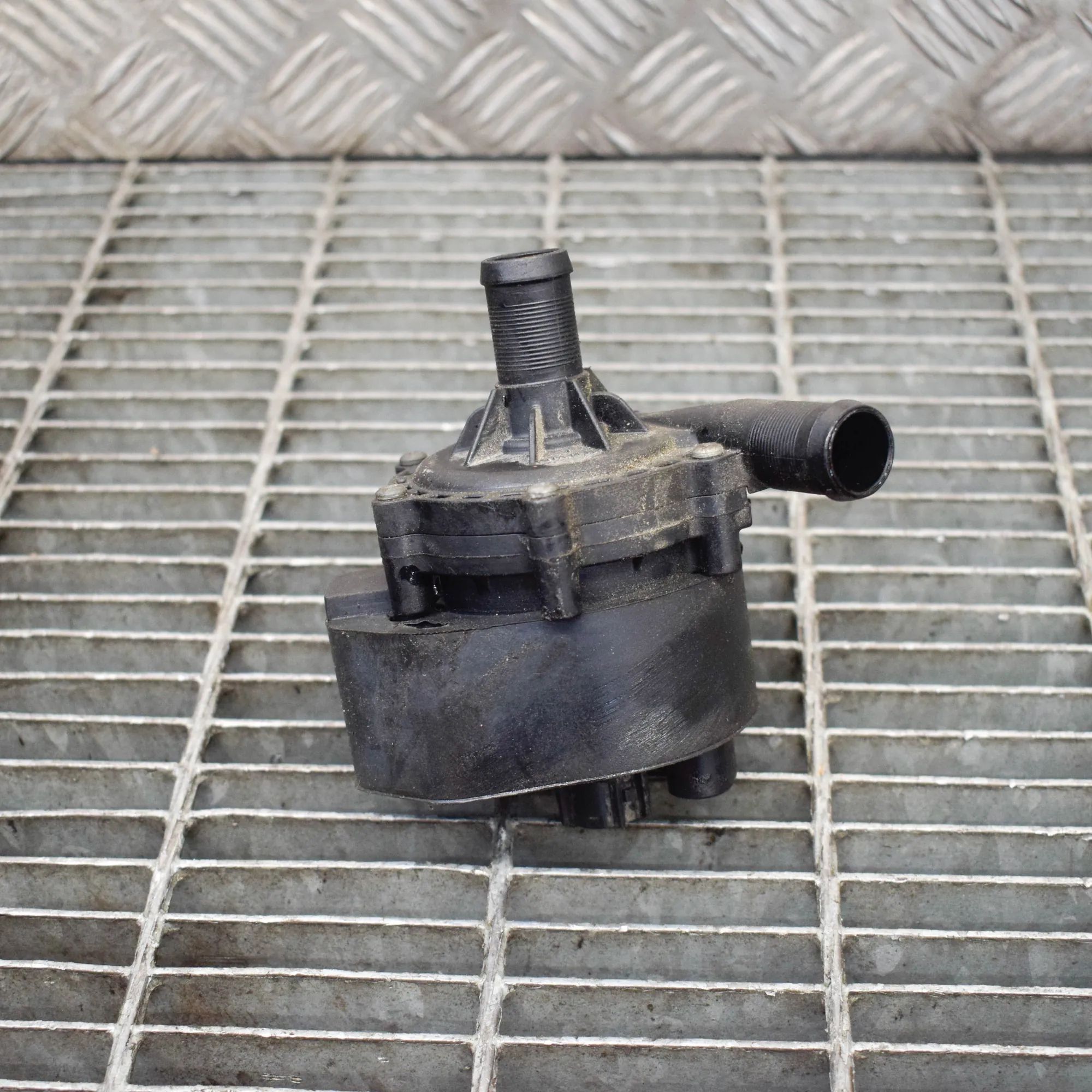 Tesla Model X Auxiliary Water Pump Auxiliary Water Pump — TESLA MODEL X (2013-...)...