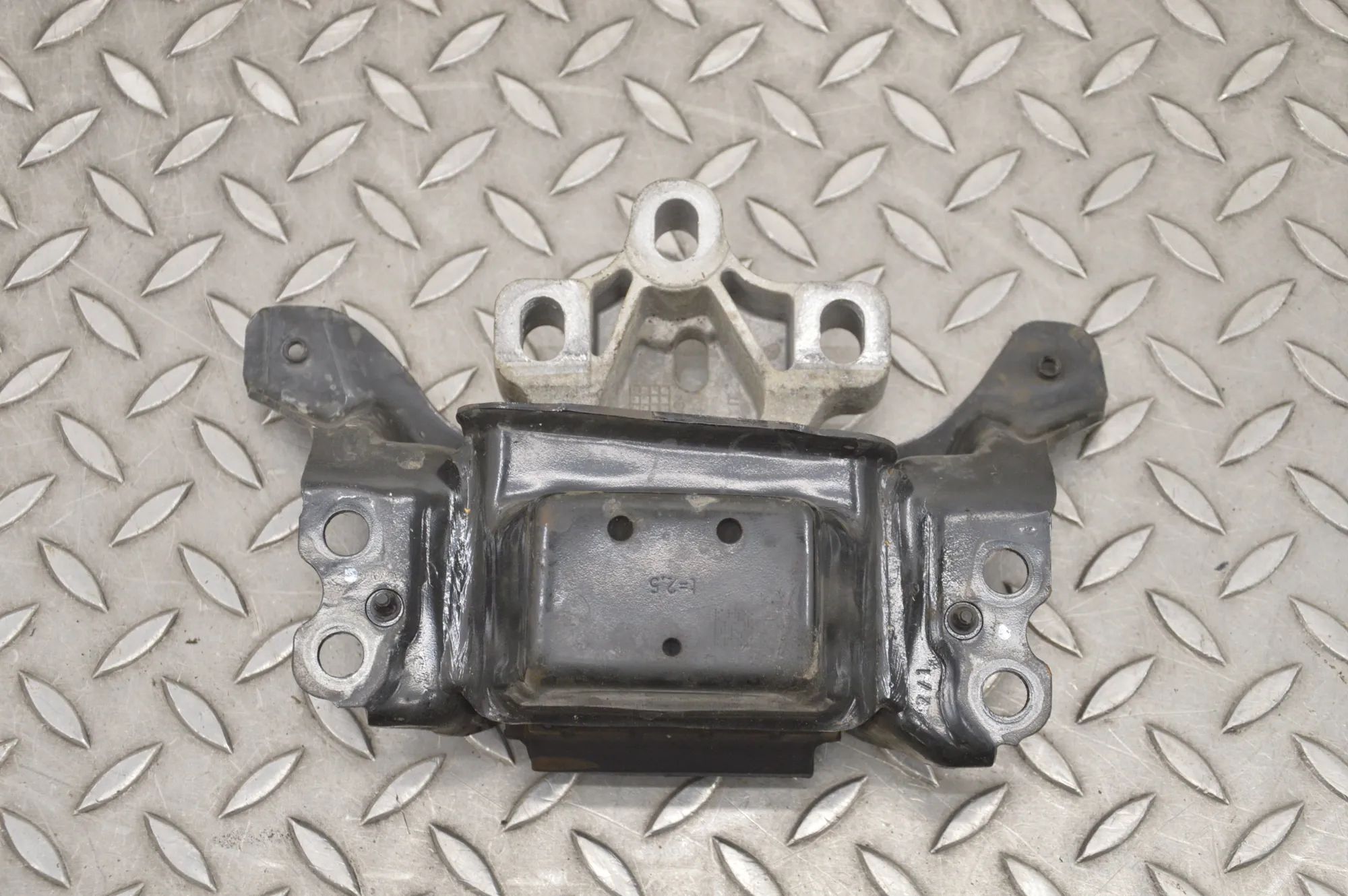 Audi A3 (8V) Left Side Engine Mount Left Side Engine Mount — AUDI A3 (Limousine 8VS...