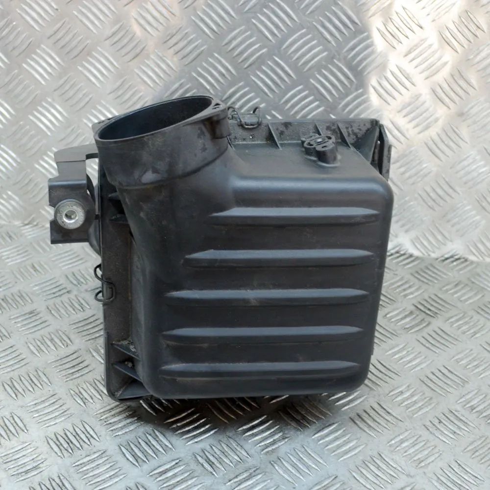 Chrysler 300C Air filter box  Air Filter Box — CHRYSLER 300 (C LX) (2004-...)...