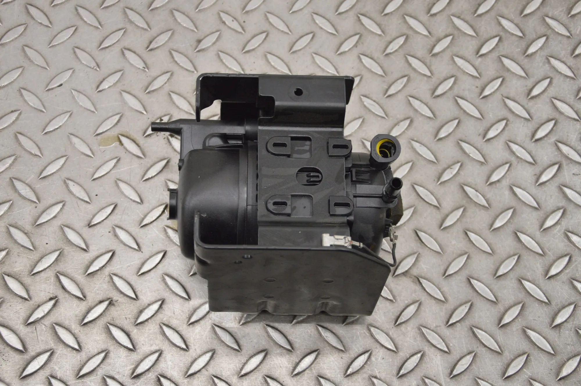 Jaguar E-Pace Fuel filter housing Fuel filter housing — JAGUAR E-PACE (X540) (201...