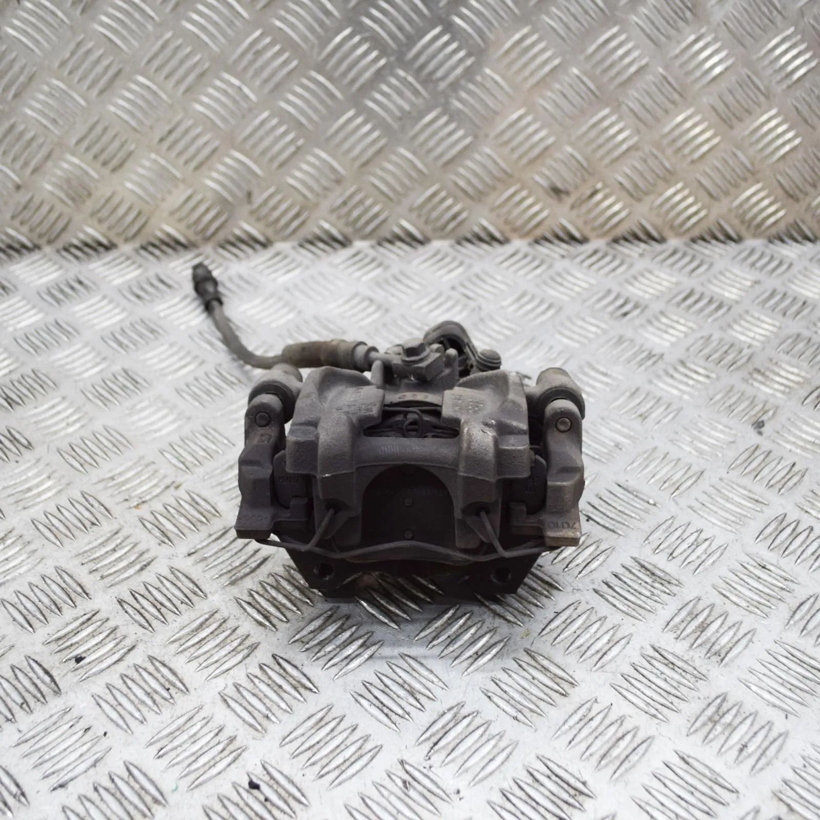 Skoda Karoq Brake caliper — rear left Brake caliper — rear left — SKODA KAROQ (NU7) (...