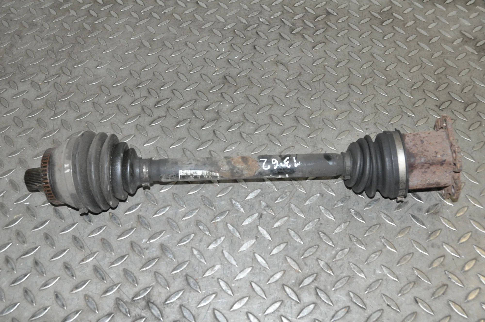 Audi A4 (B6) Front Left Driveshaft Front Left Driveshaft — AUDI A4 (8EC, B7) (2004...