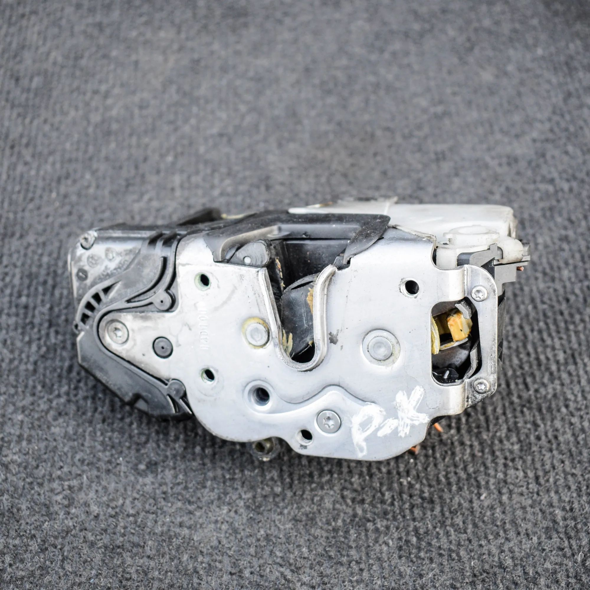 Chevrolet Camaro Door lock — front left Door lock — front left — CHEVROLET CAMARO (2009...