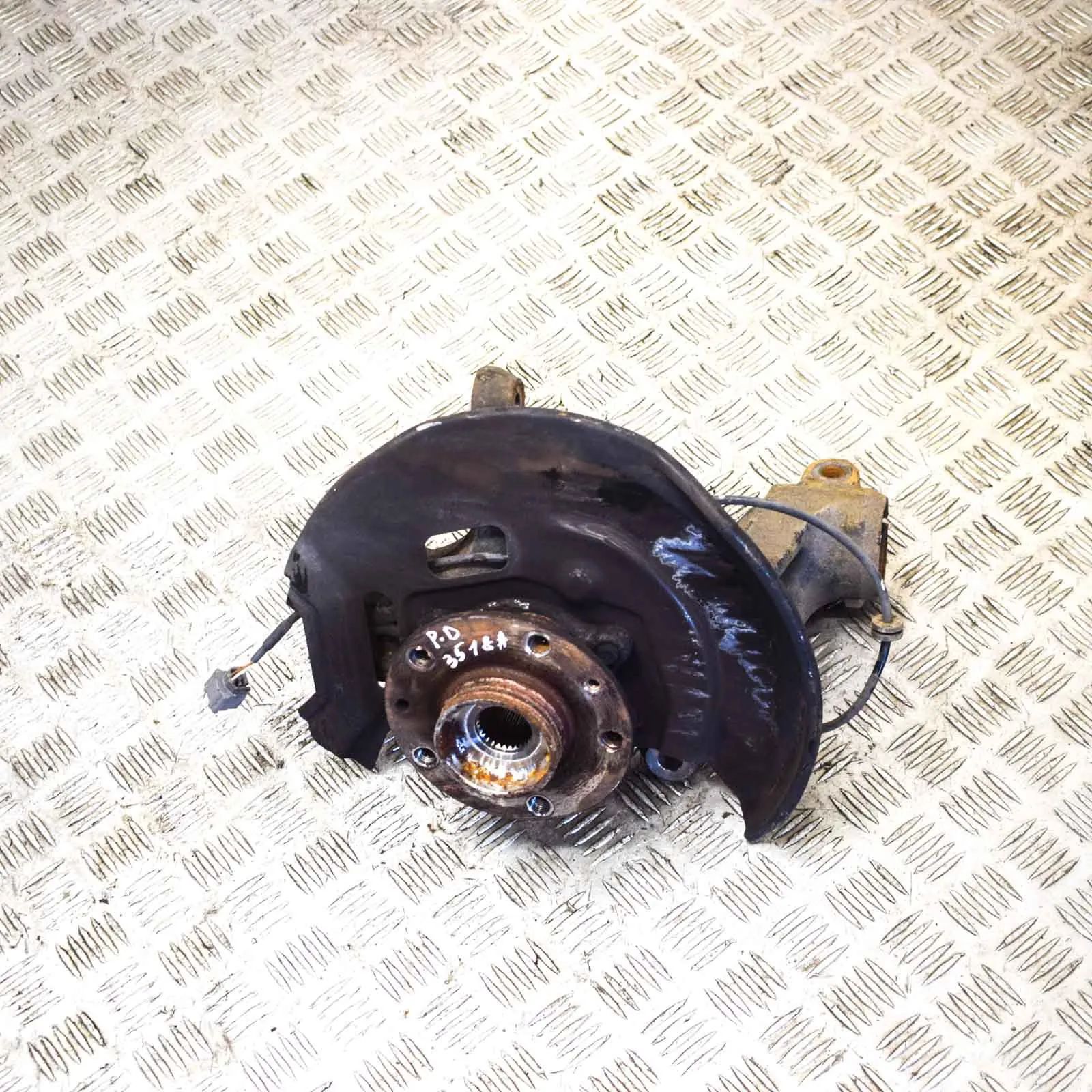 Nissan Qashqai (J11) Front Right Wheel Hub Front Right Wheel Hub — NISSAN QASHQAI (II J11,...