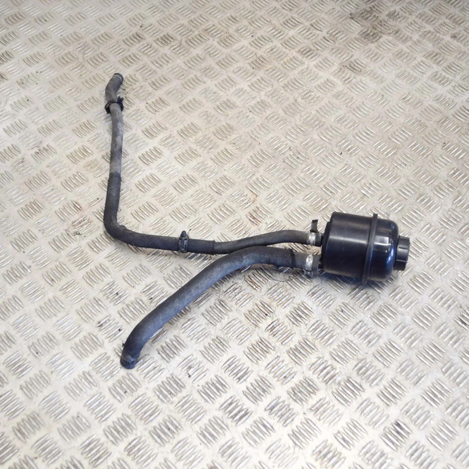 Maserati GranTurismo / GranCabrio Power steering fluid reservoir Power steering fluid reservoir — MASERATI GRAN ...