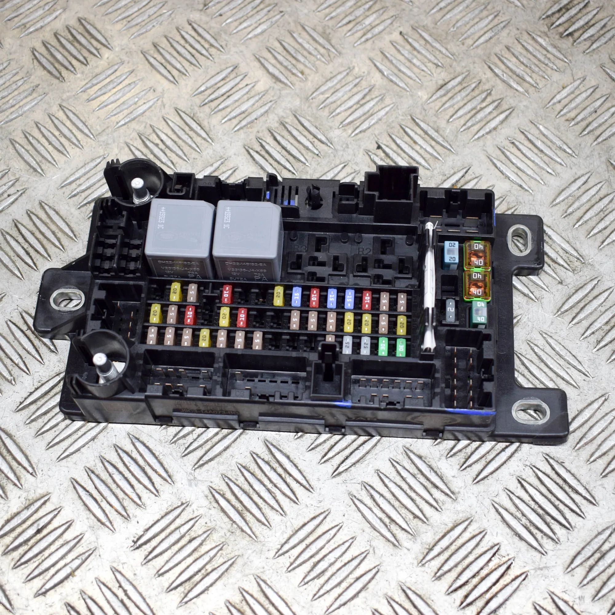 Jaguar E-Pace Fuse box Fuse box — JAGUAR E-PACE (X540) (2017-...) — J9...