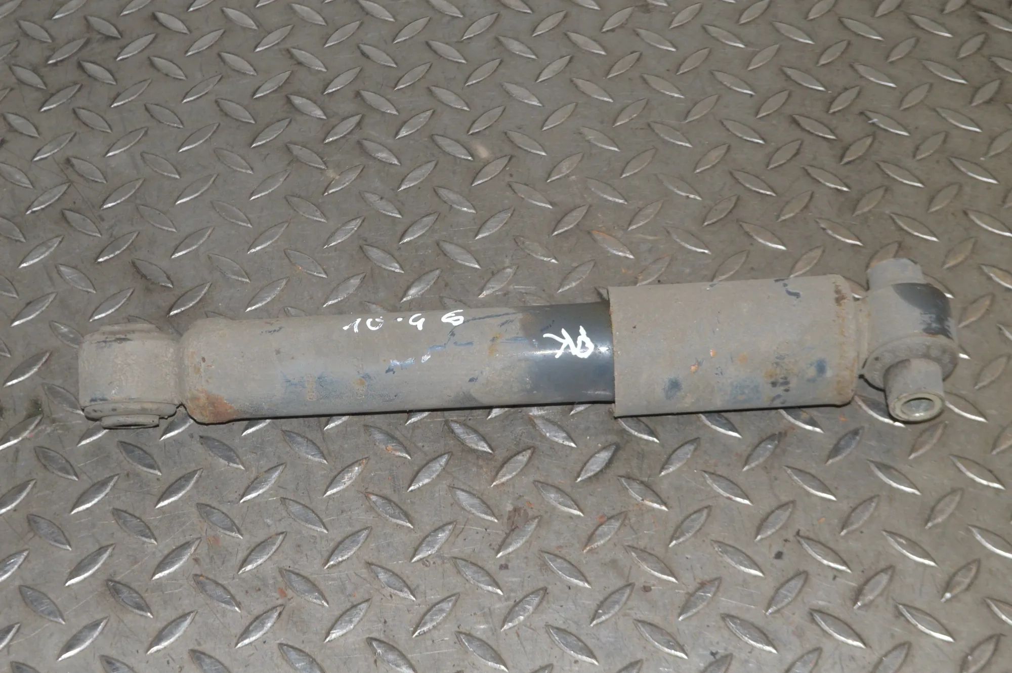 Iveco Daily Shock absorber — front left Shock absorber — front left — IVECO DAILY (VI V...