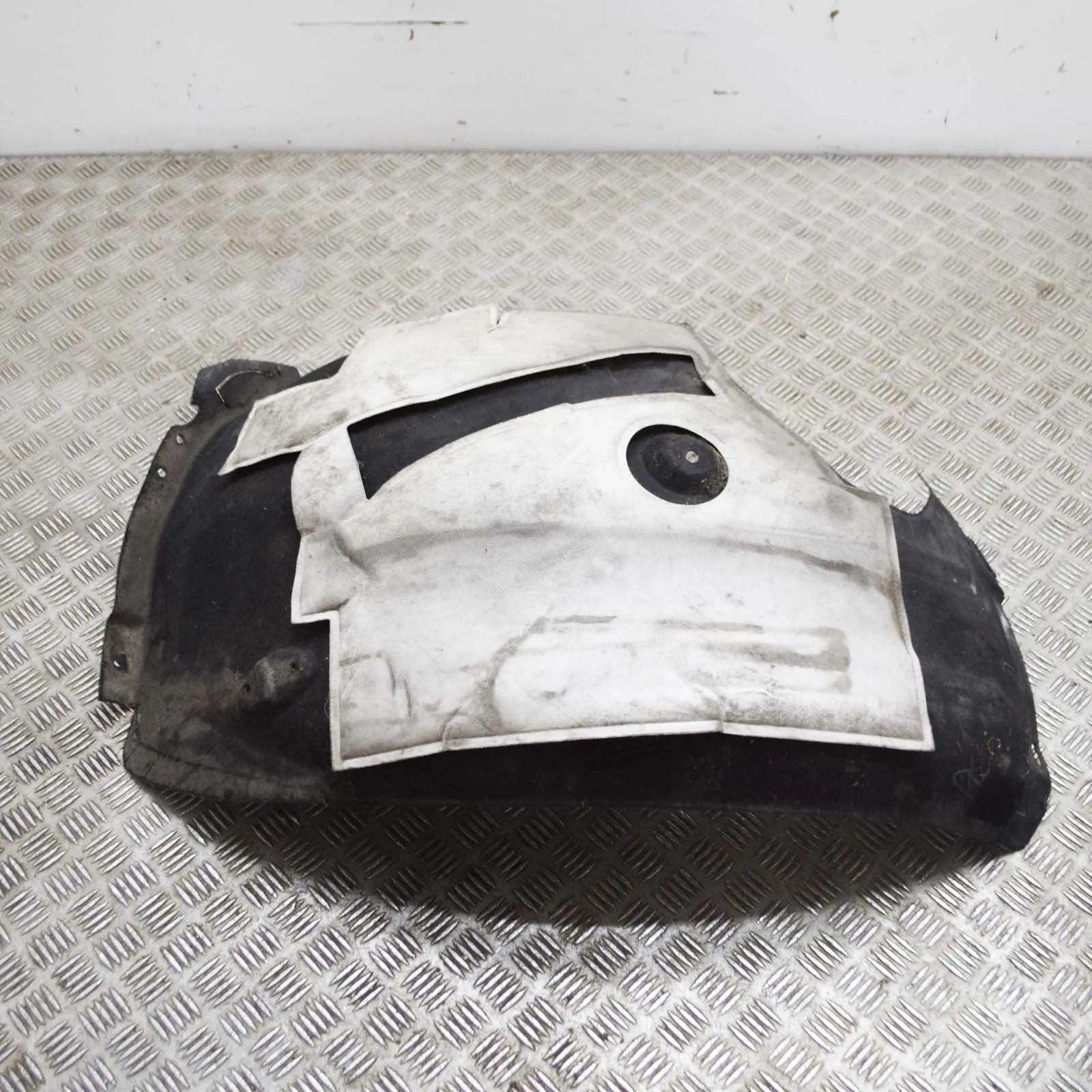 Land Rover Range Rover Sport (L494) Wheel arch liner — front — right — rear section Wheel arch liner — front — right — rear section...
