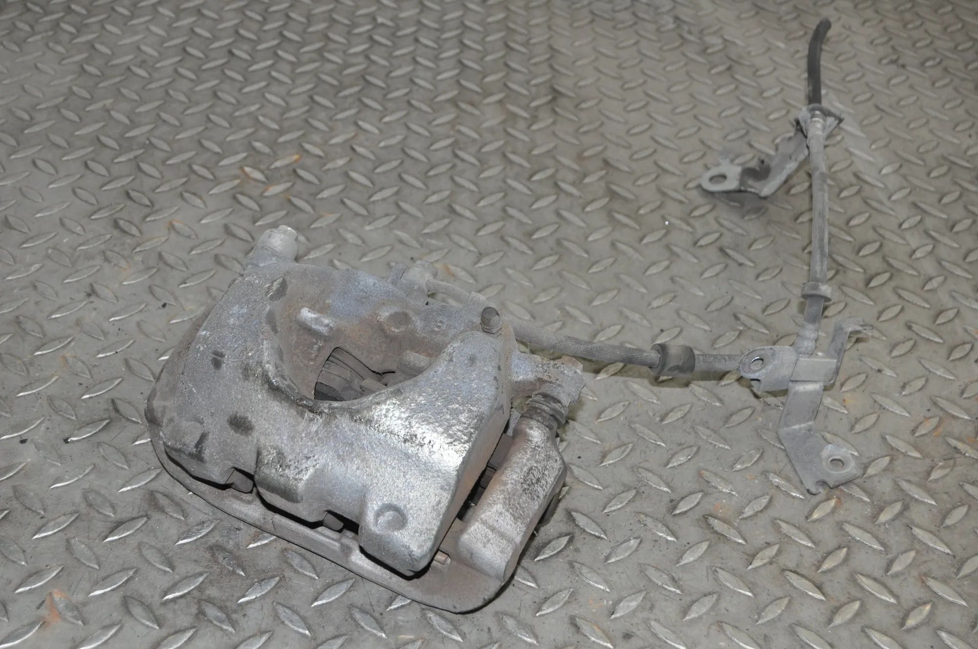 Land Rover Discovery Brake caliper — front right Brake caliper — front right — LAND ROVER DISCOV...