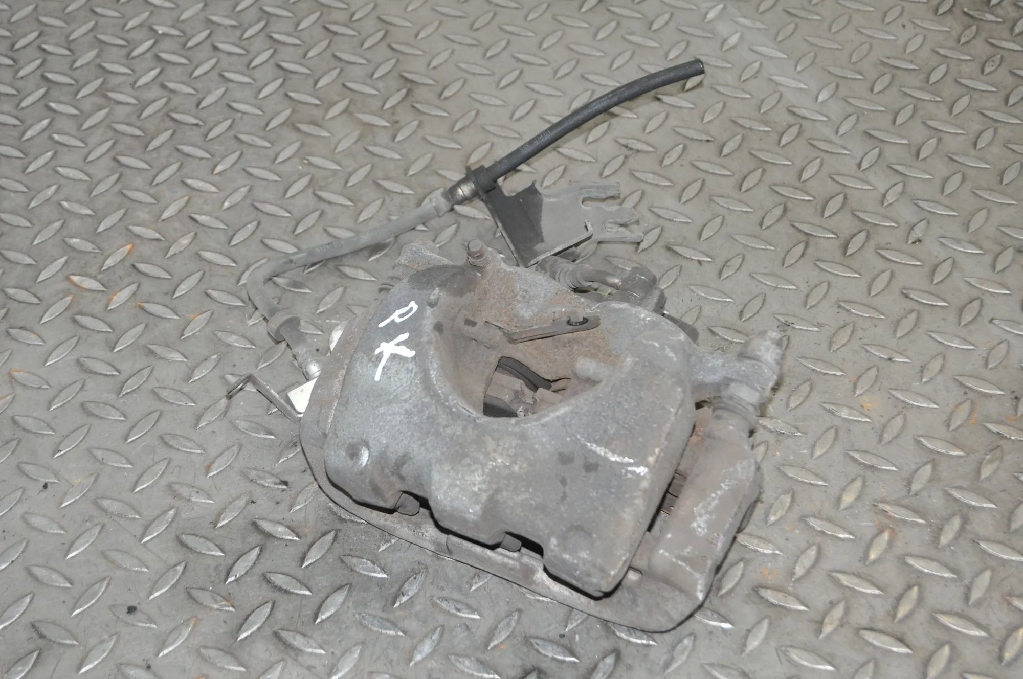 Land Rover Discovery Brake caliper — front left Brake caliper — front left — LAND ROVER DISCOVE...
