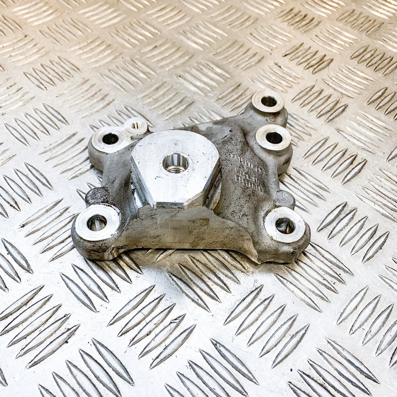 Porsche Macan Right Side Engine Bracket Right Side Engine Bracket — PORSCHE MACAN (95B)...