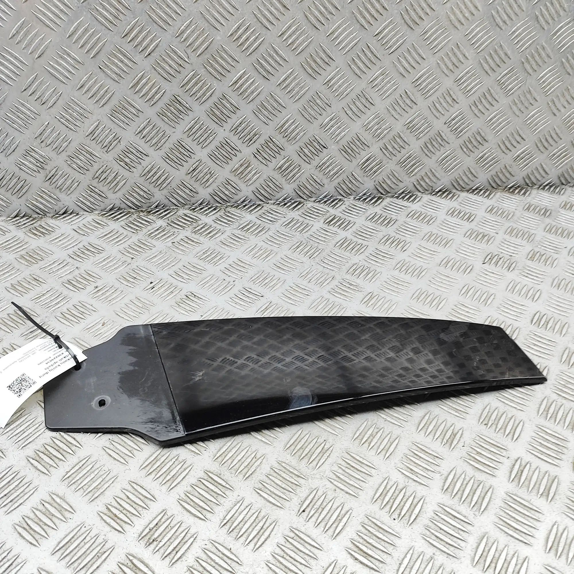 Volkswagen Arteon Exterior B-pillar trim — left Exterior B-pillar trim — left — VW ARTEON (3H7)...