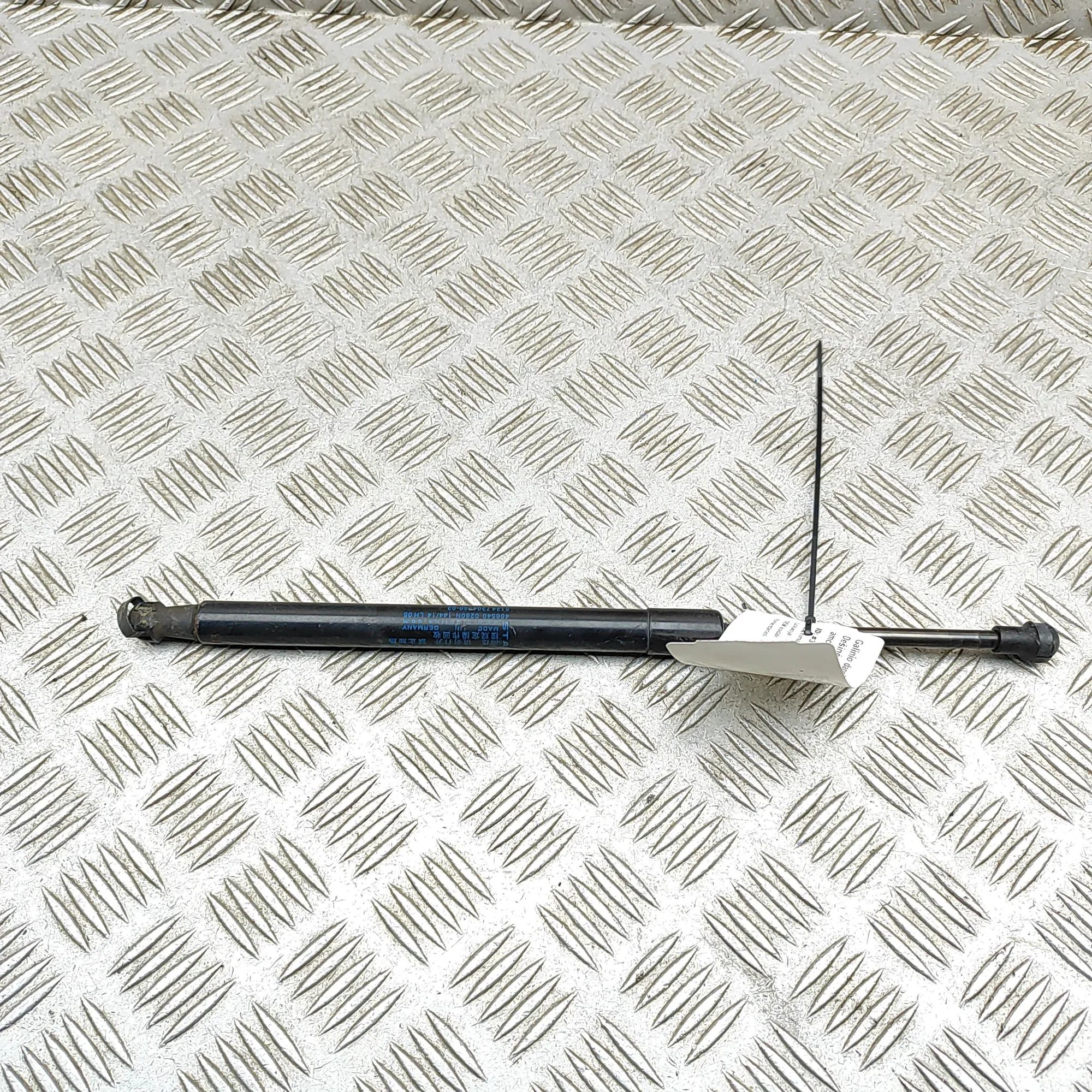 BMW 2 (F22 / F23) Right Side Tailgate Gas Strut Right Side Tailgate Gas Strut — BMW 2 SERIES (F...