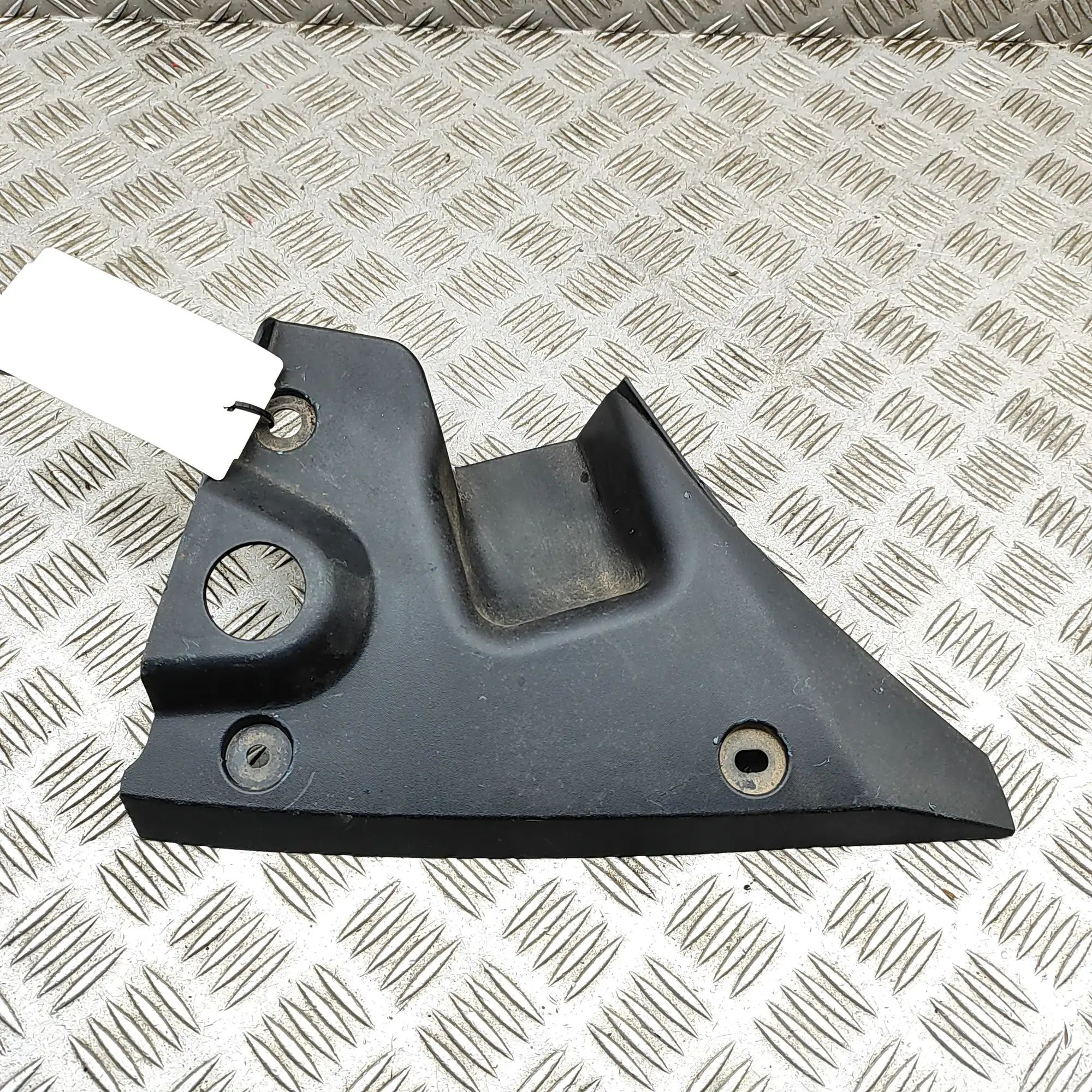 Chevrolet Camaro Rear light trim — rear left Rear light trim — rear left — CHEVROLET CAMARO ...