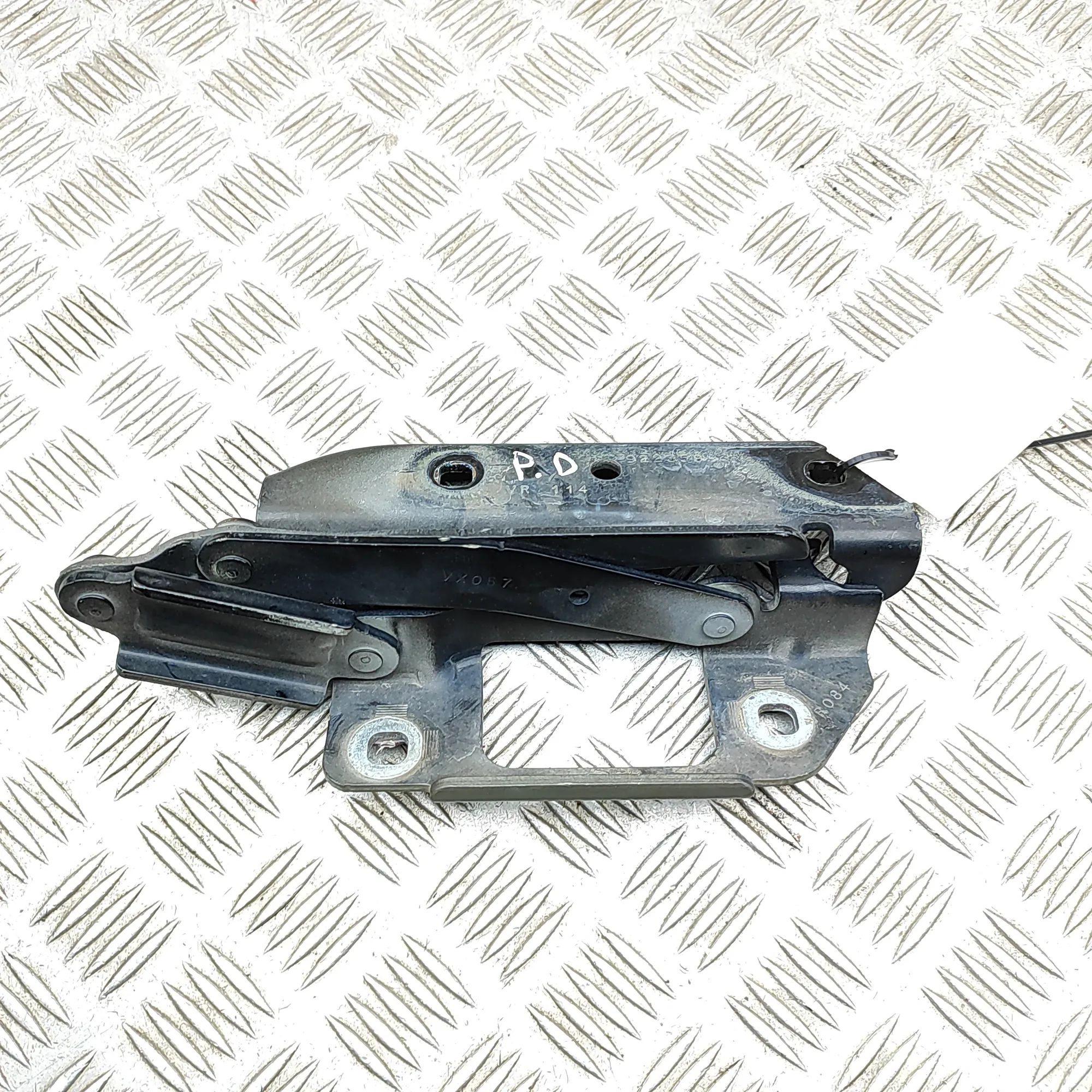 Chevrolet Camaro Bonnet hinge — front, right Bonnet hinge — front, right — CHEVROLET CAMARO ...