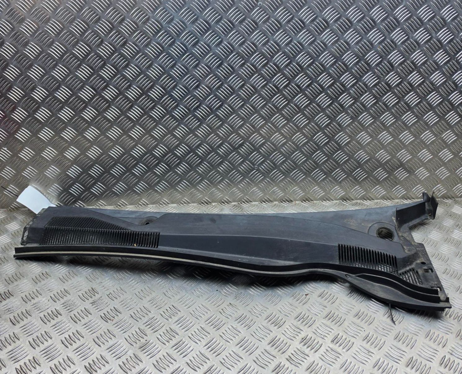 Chevrolet Camaro Front Wiper Cowl Trim Front Wiper Cowl Trim — CHEVROLET CAMARO (2009-...