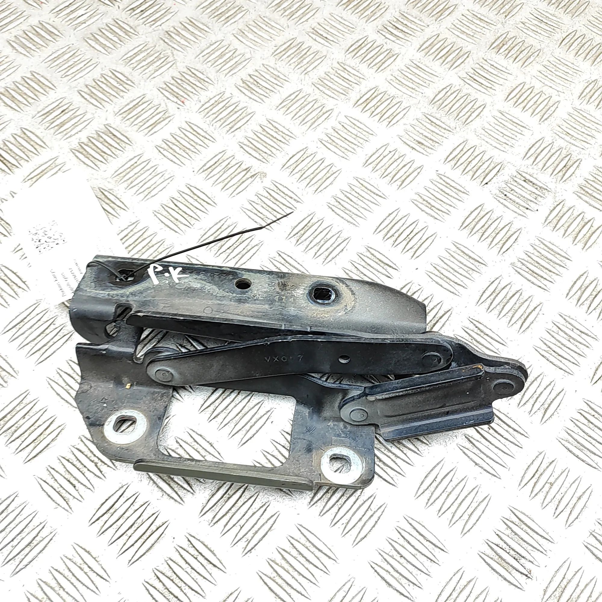 Chevrolet Camaro Bonnet hinge — front, left Bonnet hinge — front, left — CHEVROLET CAMARO (...