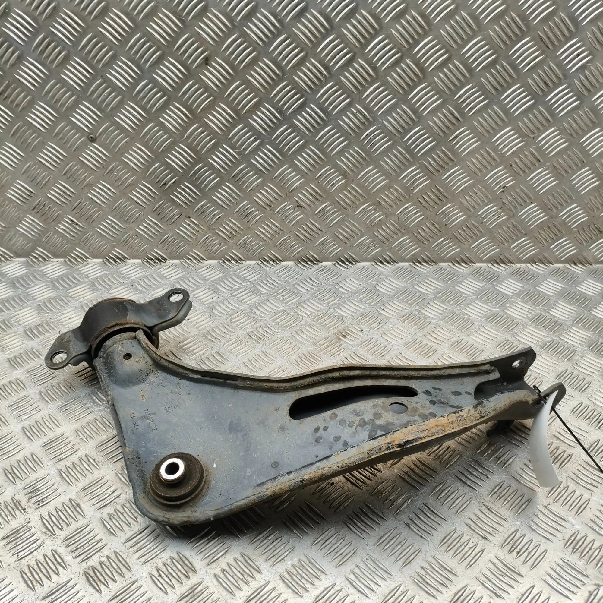 Chevrolet Camaro Control arm — rear, right Control arm — rear, right — CHEVROLET CAMARO (2...