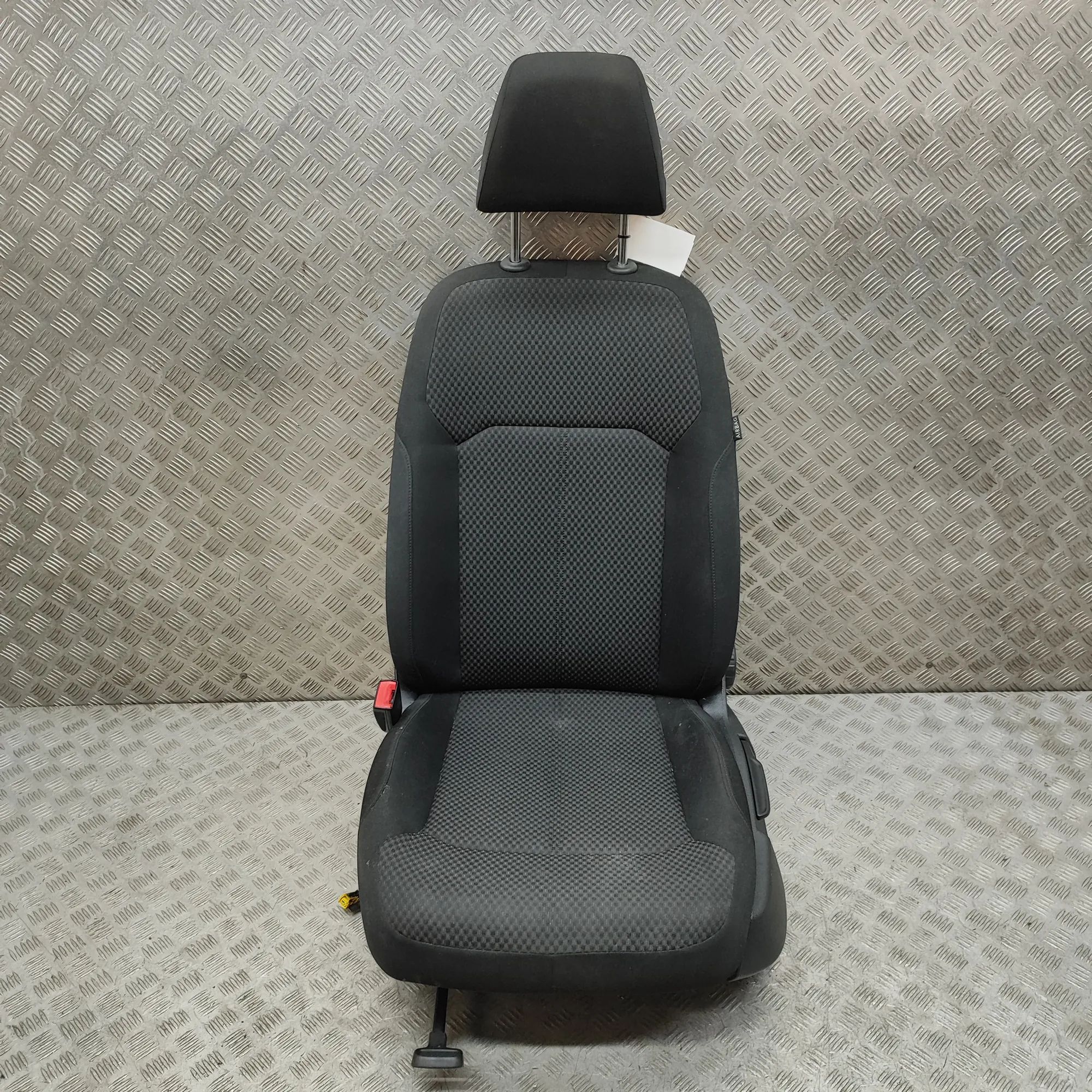 Volkswagen Passat (B7) Front Left Seat Front left seat — VW PASSAT / ALLTRACK (2010-20...