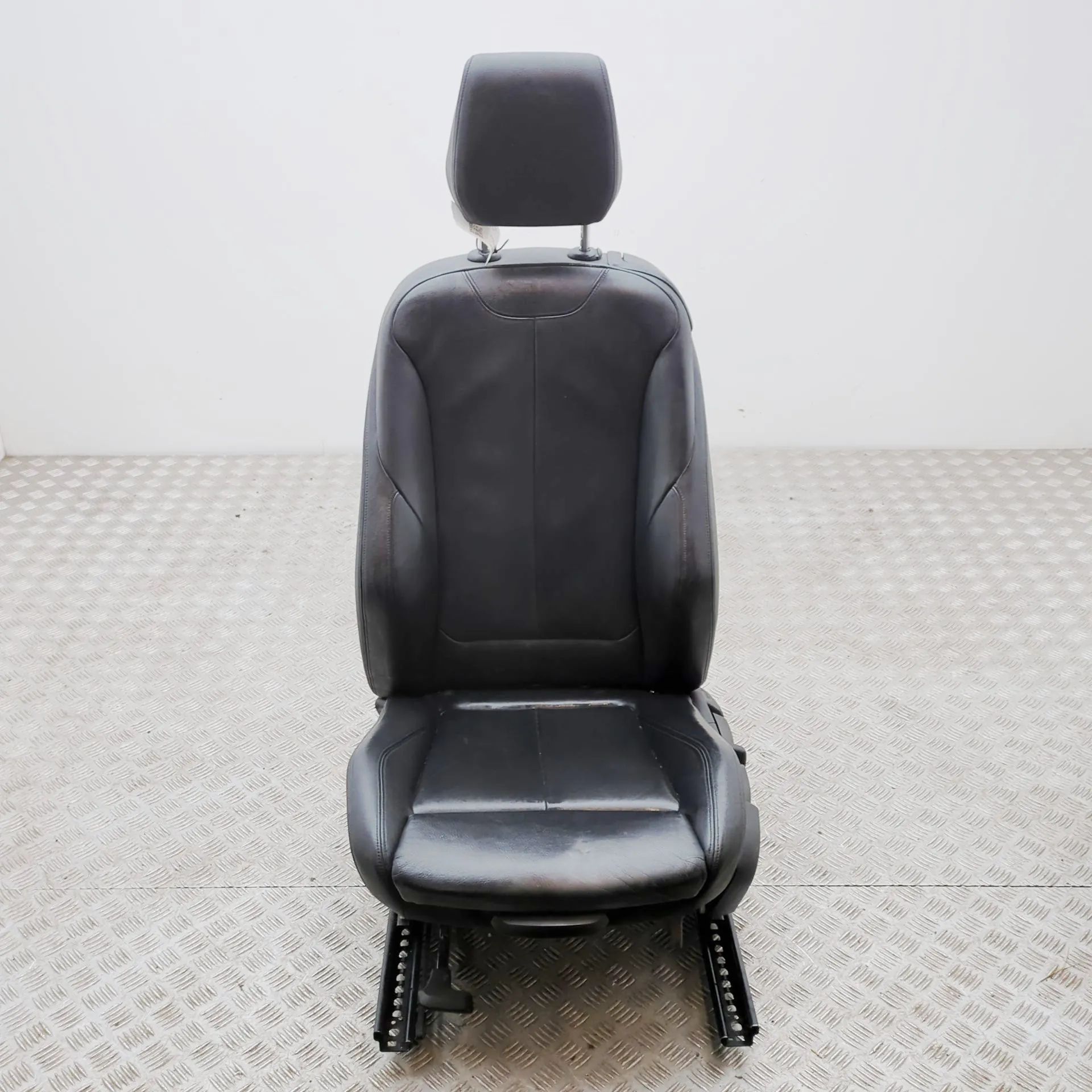 BMW 2 (F22 / F23) Front Right Seat Front right seat — BMW 2 SERIES (F22, F23) (201...