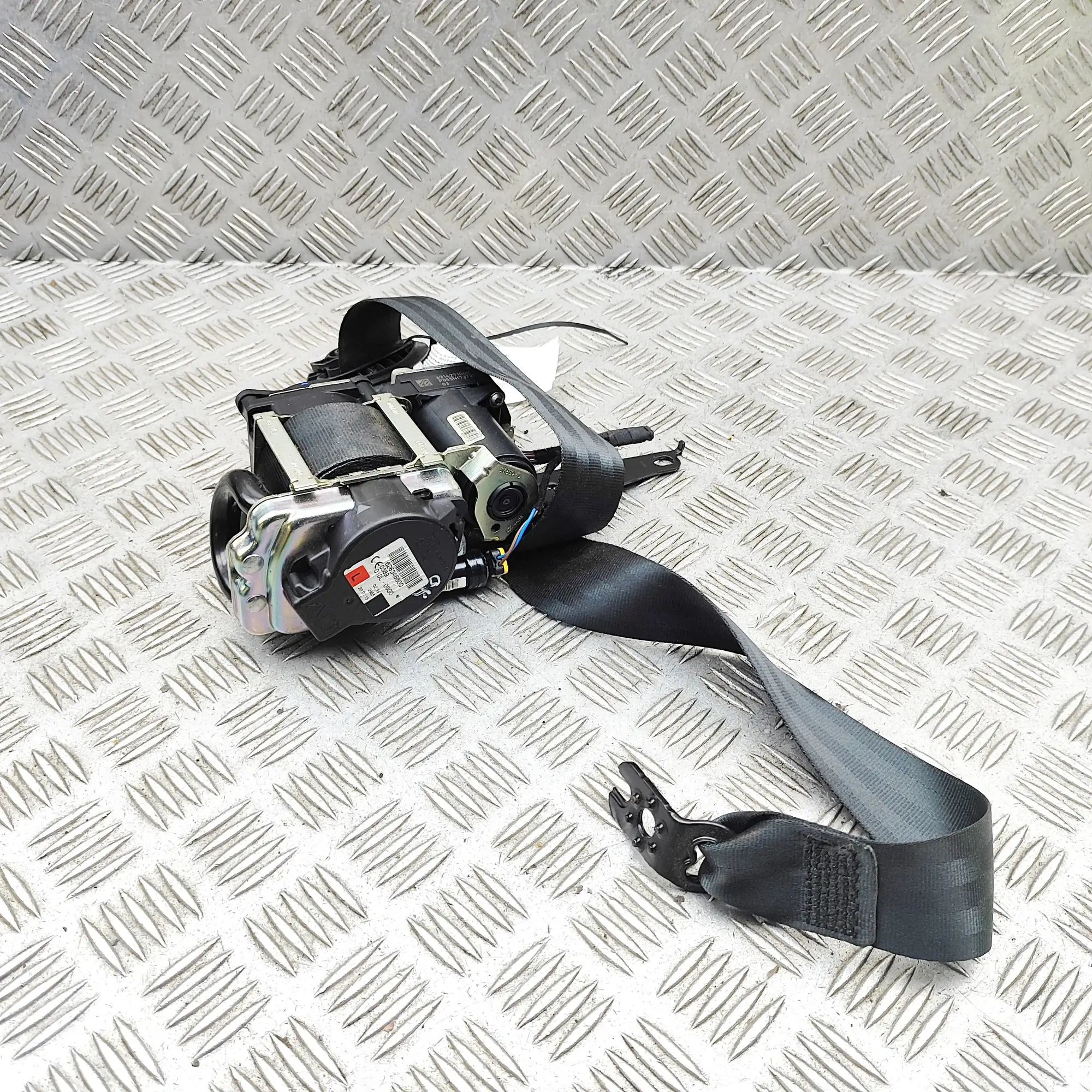 Volkswagen Passat (B8) Front Left Seatbelt Front Left Seatbelt — VW PASSAT / ALLTRACK (3G)...