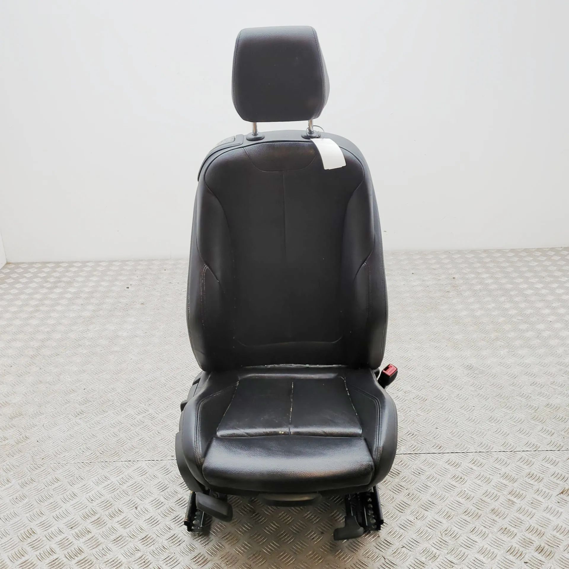 BMW 2 (F22 / F23) Front Left Seat Front left seat — BMW 2 SERIES (F22, F23) (2013...